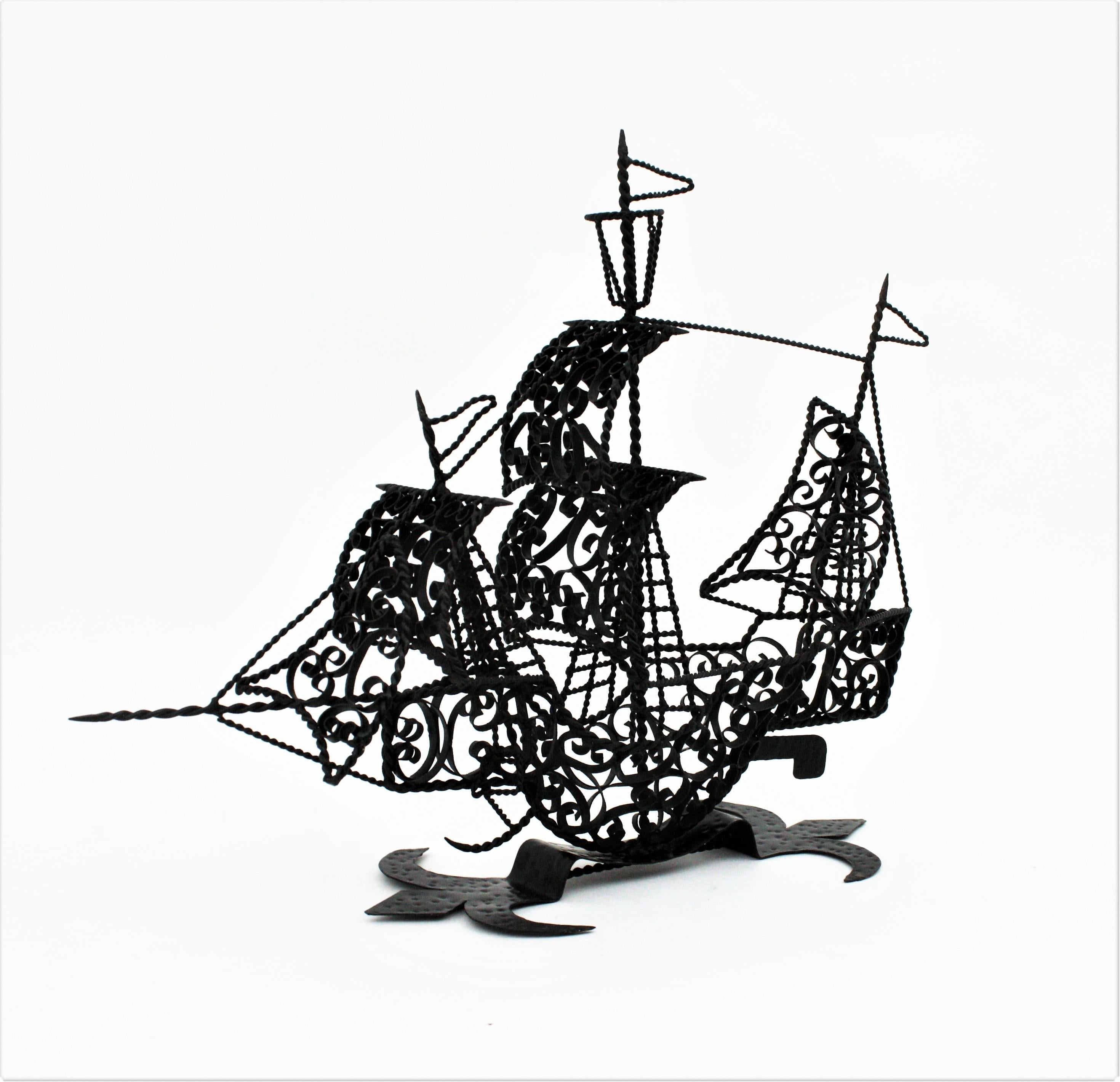 Mid-Century Modern Sculpture espagnole de galet / navire à voile en fer à volutes en vente