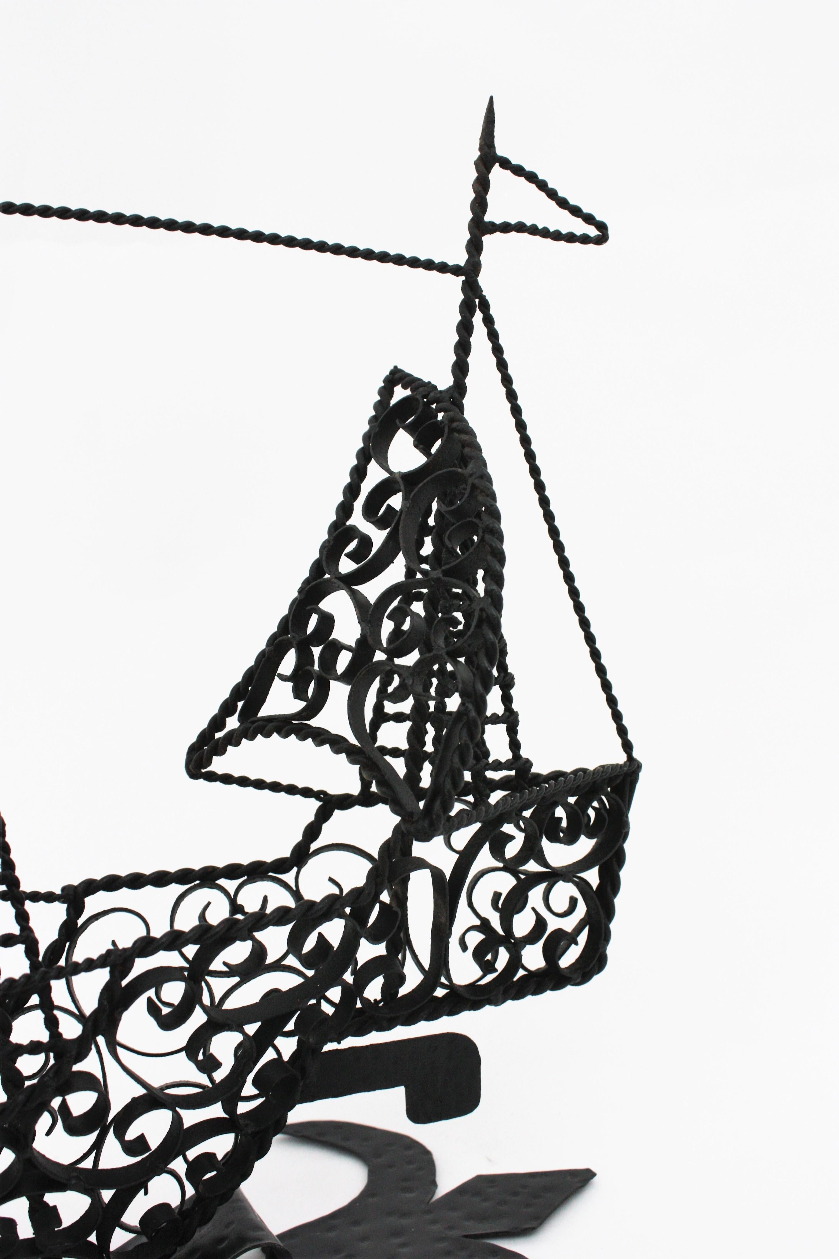 Espagnol Sculpture espagnole de galet / navire à voile en fer à volutes en vente