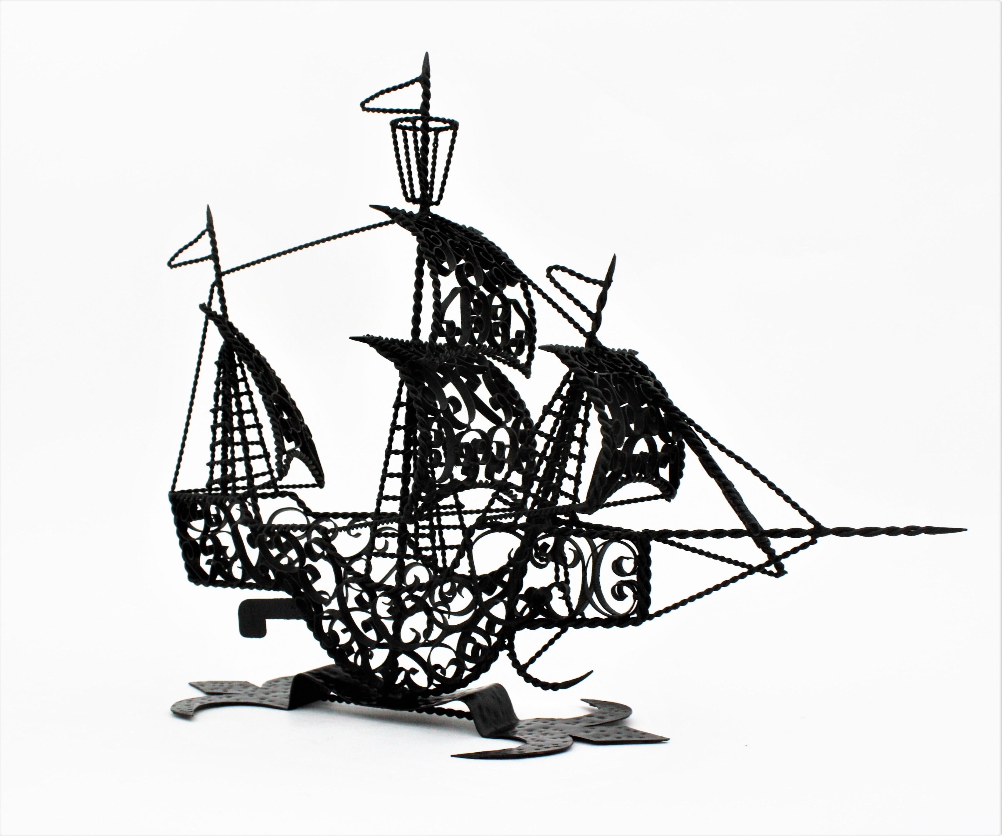 Doré Sculpture espagnole de galet / navire à voile en fer à volutes en vente