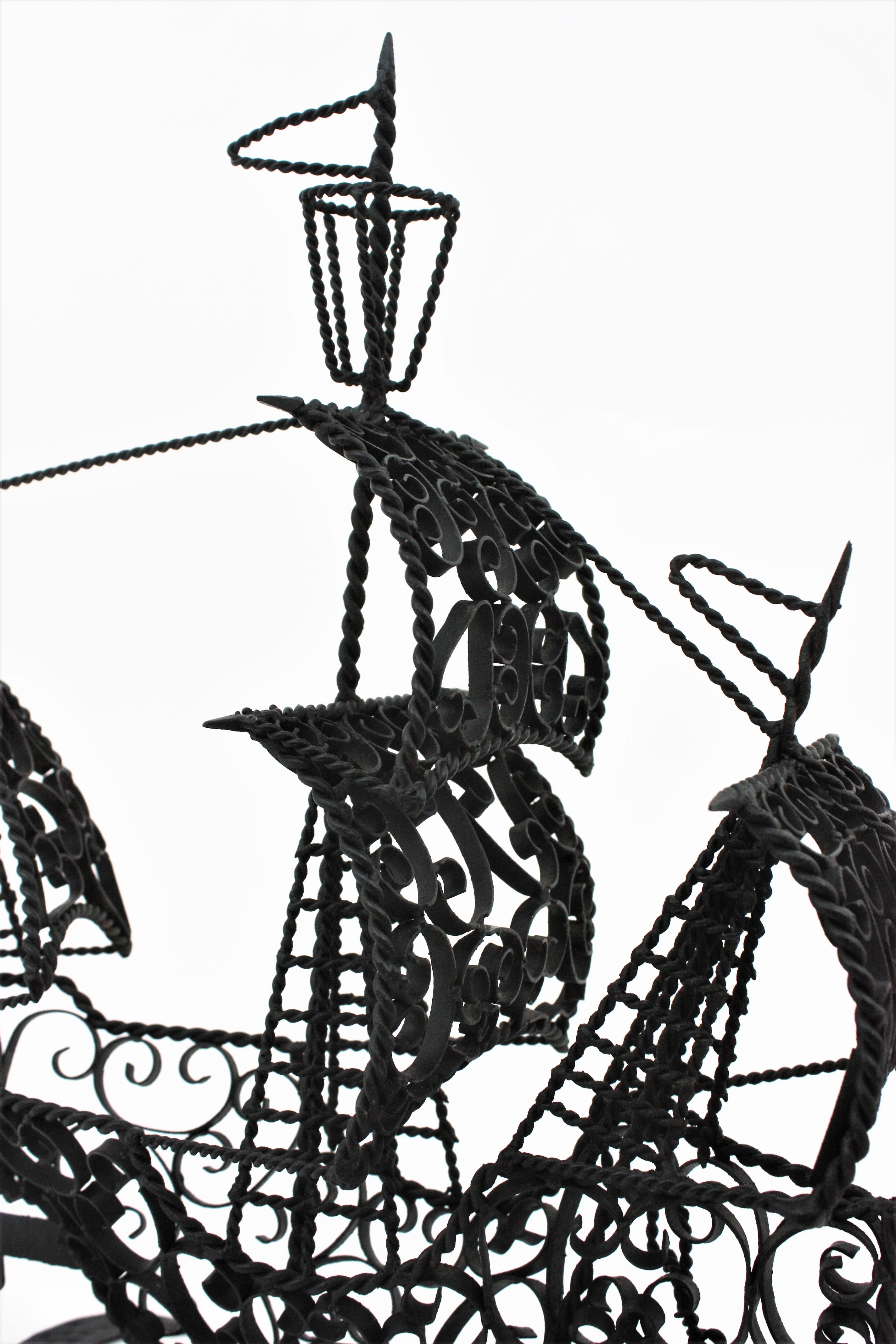 Sculpture espagnole de galet / navire à voile en fer à volutes en vente 1