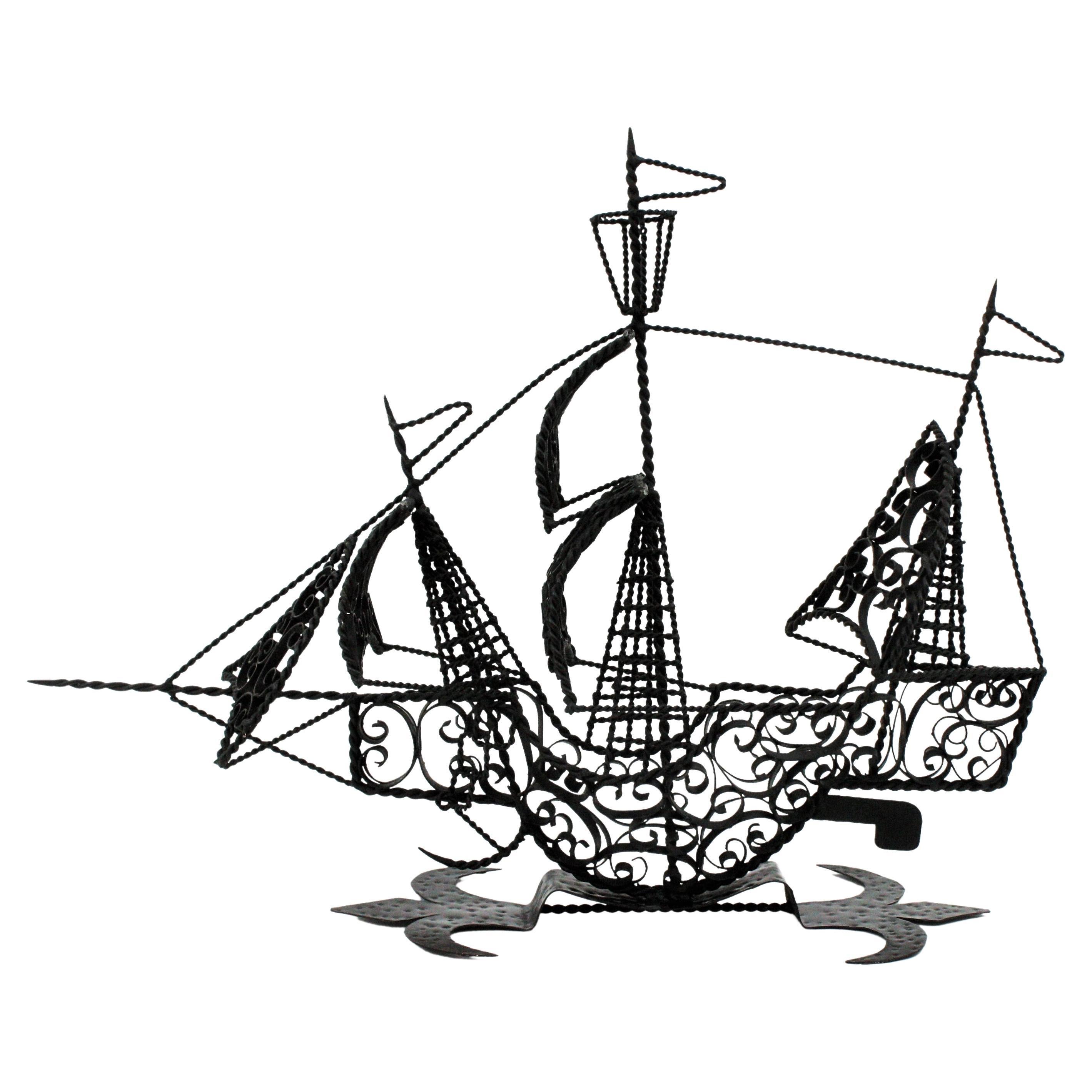 Sculpture espagnole de galet / navire à voile en fer à volutes en vente