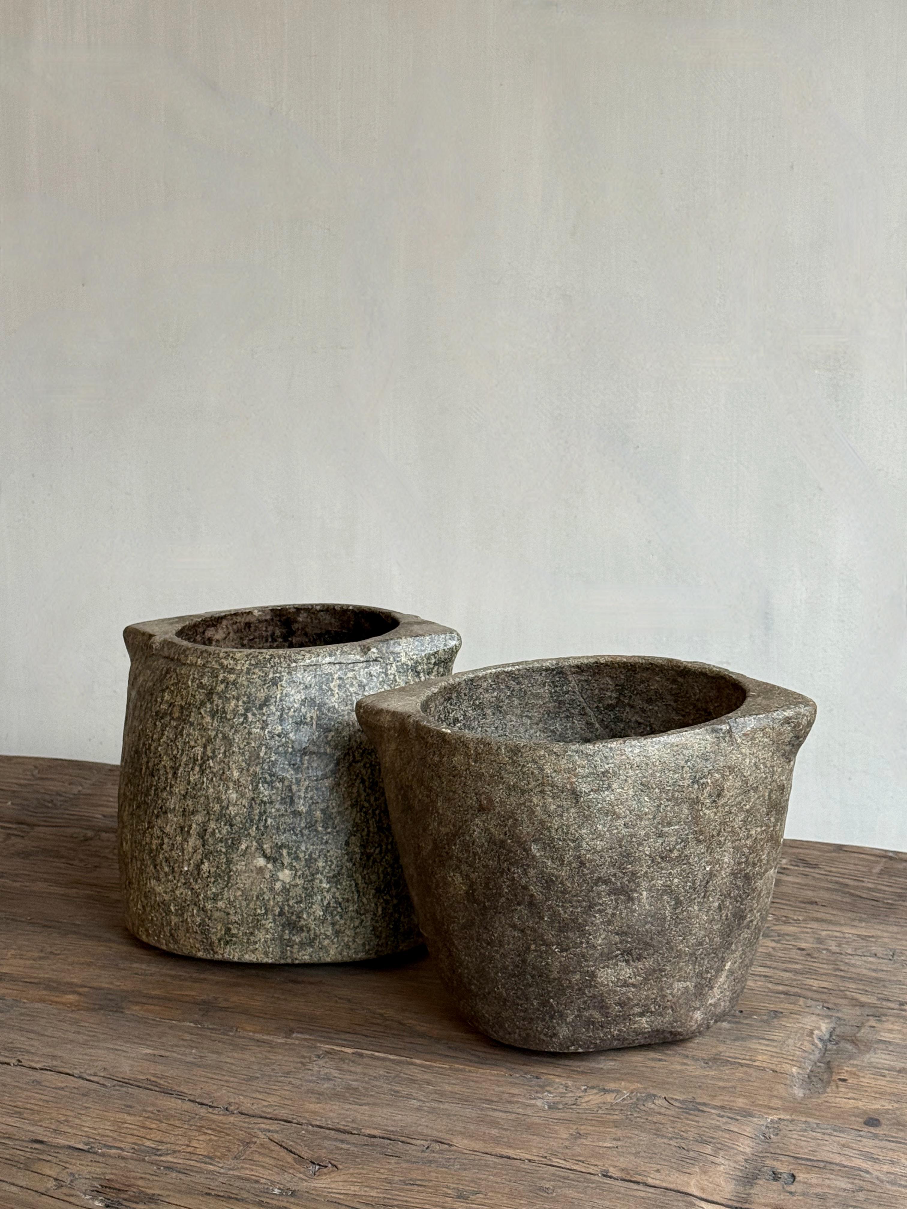 Impressionanti vasi in marmo spagnolo scolpiti a mano.
Oggetti wabi-sabi splendidamente rifiniti e unici grazie alle loro forme imperfette.
Un lavoro artigianale che è bello sia dentro che fuori.
Questo duo è disponibile separatamente, ma sono