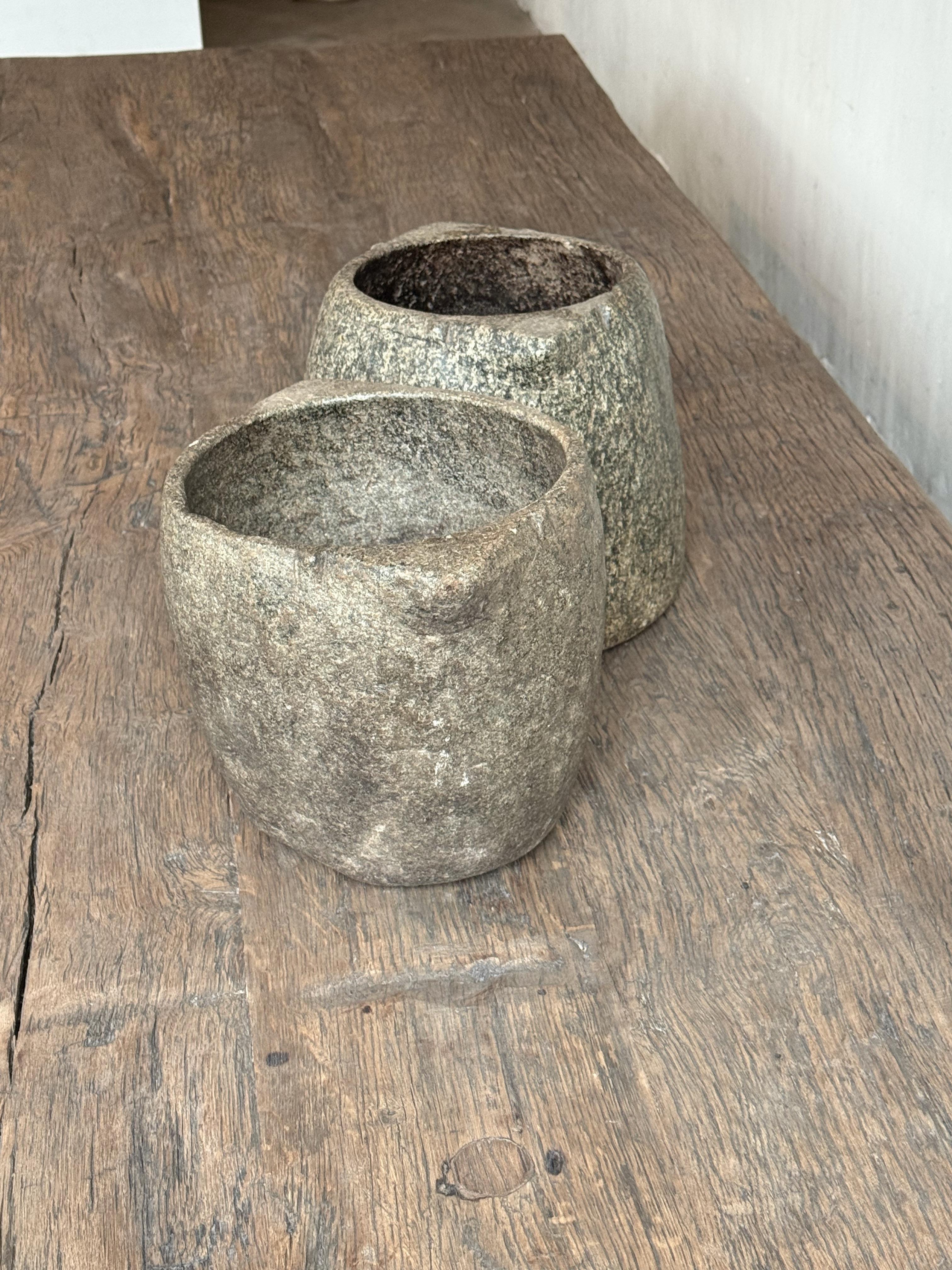 Primitivo Vasi di marmo scolpiti spagnoli in vendita