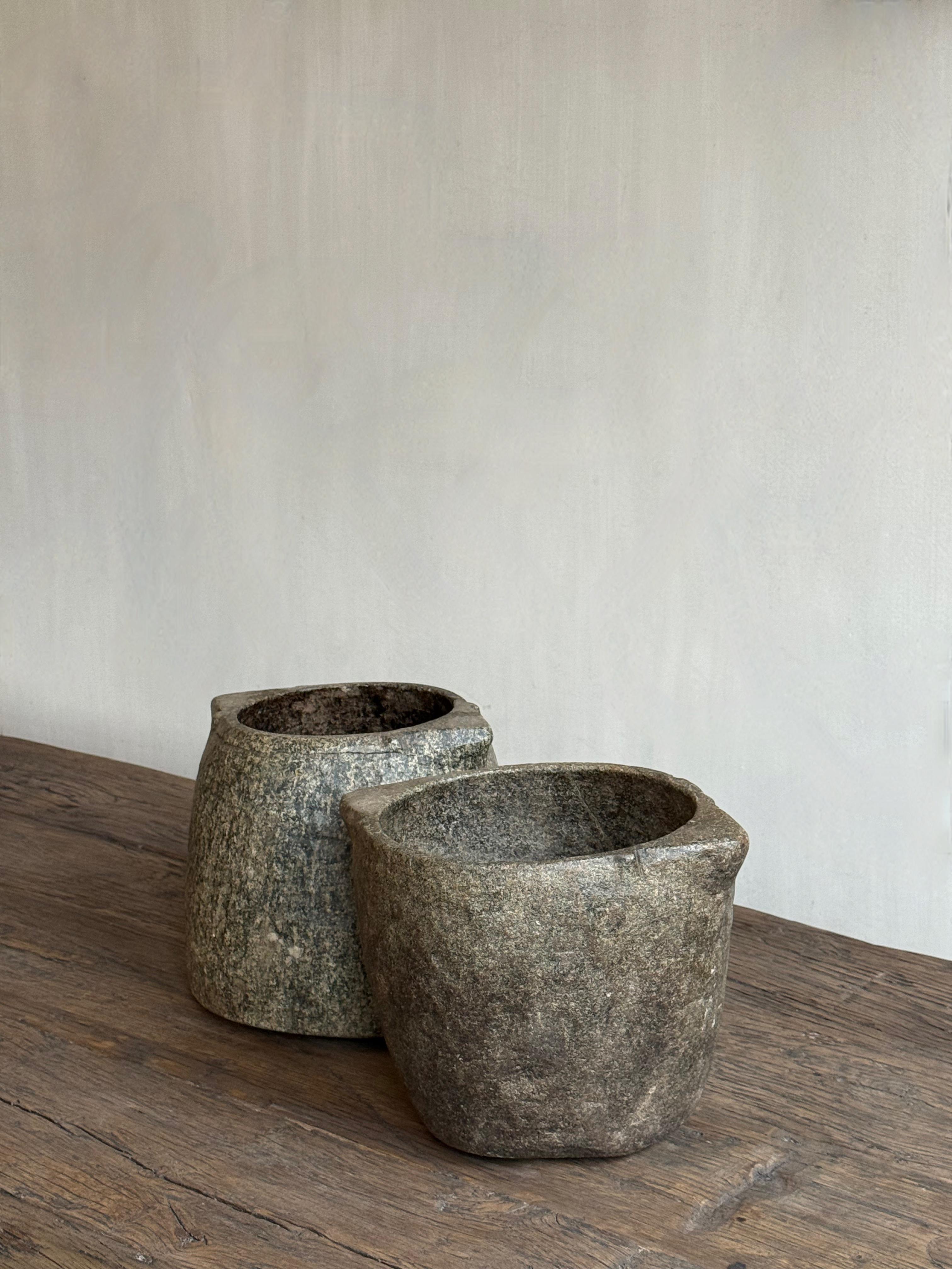 Spagnolo Vasi di marmo scolpiti spagnoli in vendita