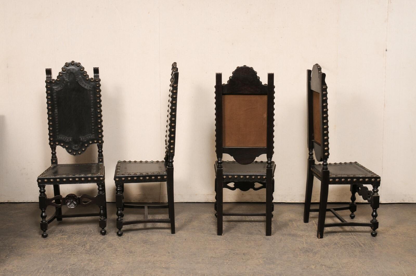 Spanisches Set aus 8 Beistellstühlen aus bearbeitetem Leder und geschnitztem Holz im Barockstil im Angebot 6