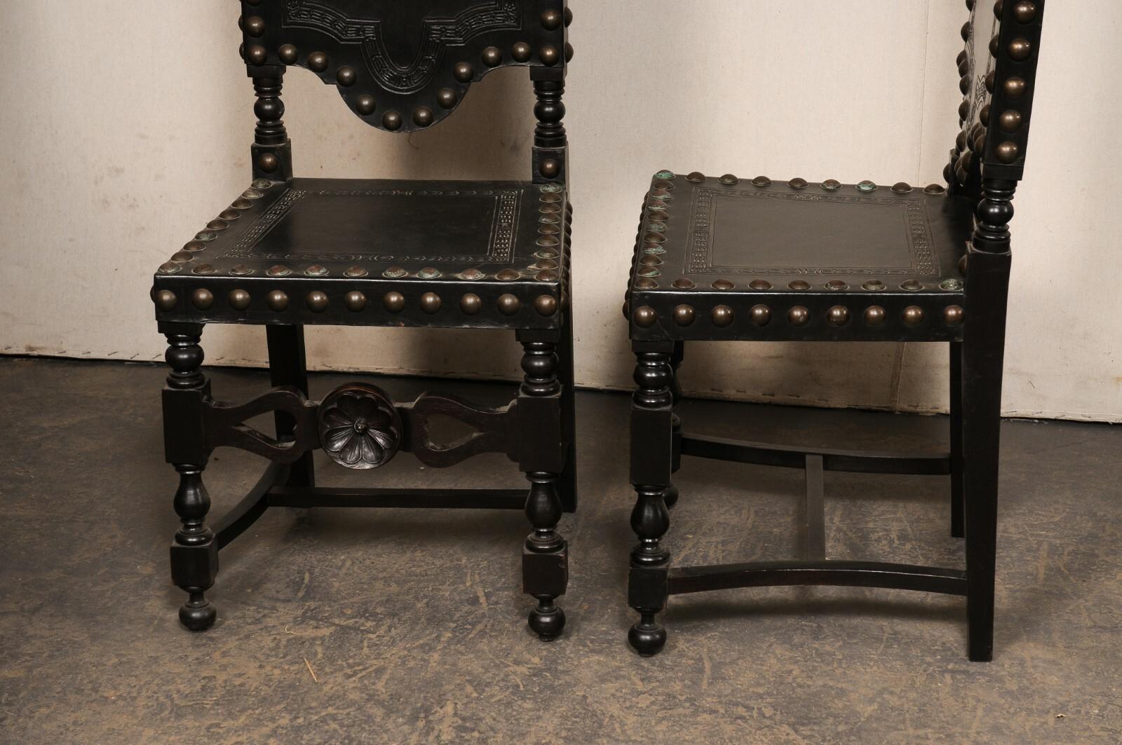 Spanisches Set aus 8 Beistellstühlen aus bearbeitetem Leder und geschnitztem Holz im Barockstil im Angebot 7