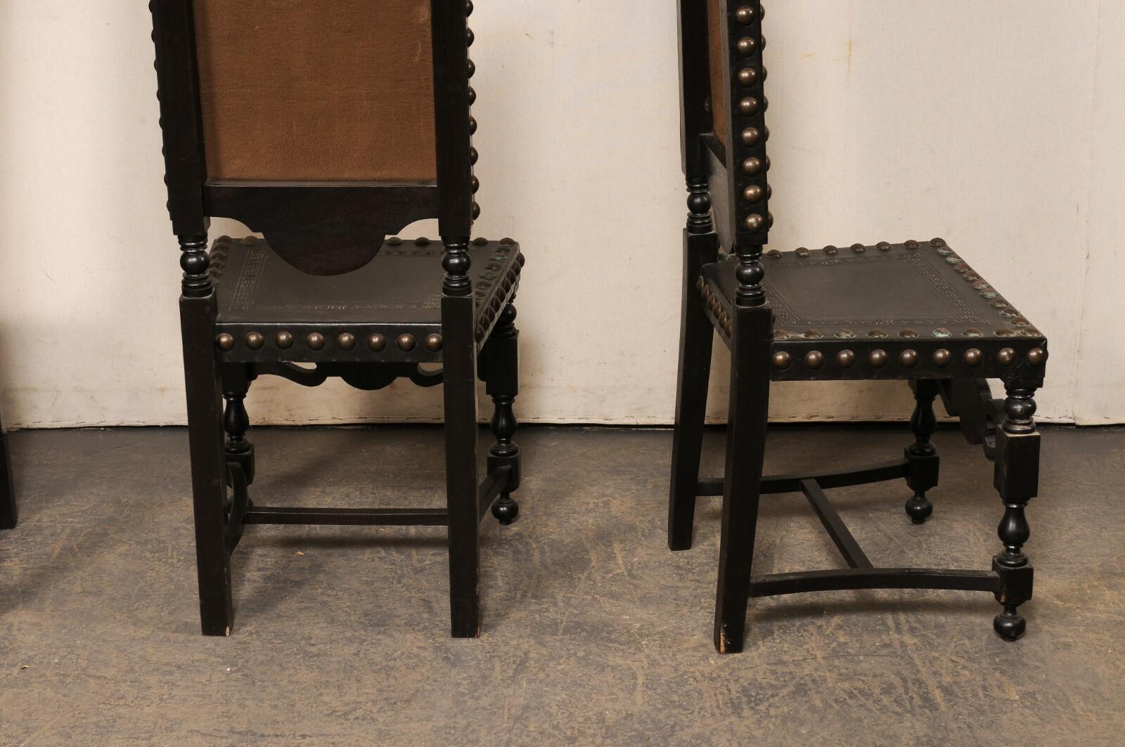 Spanisches Set aus 8 Beistellstühlen aus bearbeitetem Leder und geschnitztem Holz im Barockstil im Angebot 8
