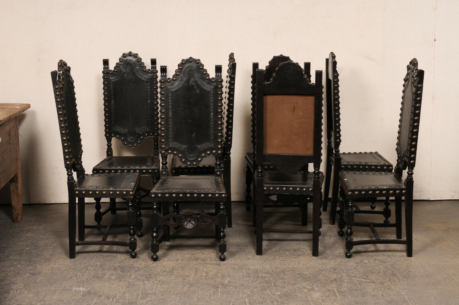 Spanisches Set aus 8 Beistellstühlen aus bearbeitetem Leder und geschnitztem Holz im Barockstil (20. Jahrhundert) im Angebot