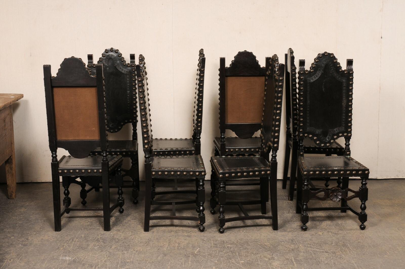 Spanisches Set aus 8 Beistellstühlen aus bearbeitetem Leder und geschnitztem Holz im Barockstil im Angebot 1
