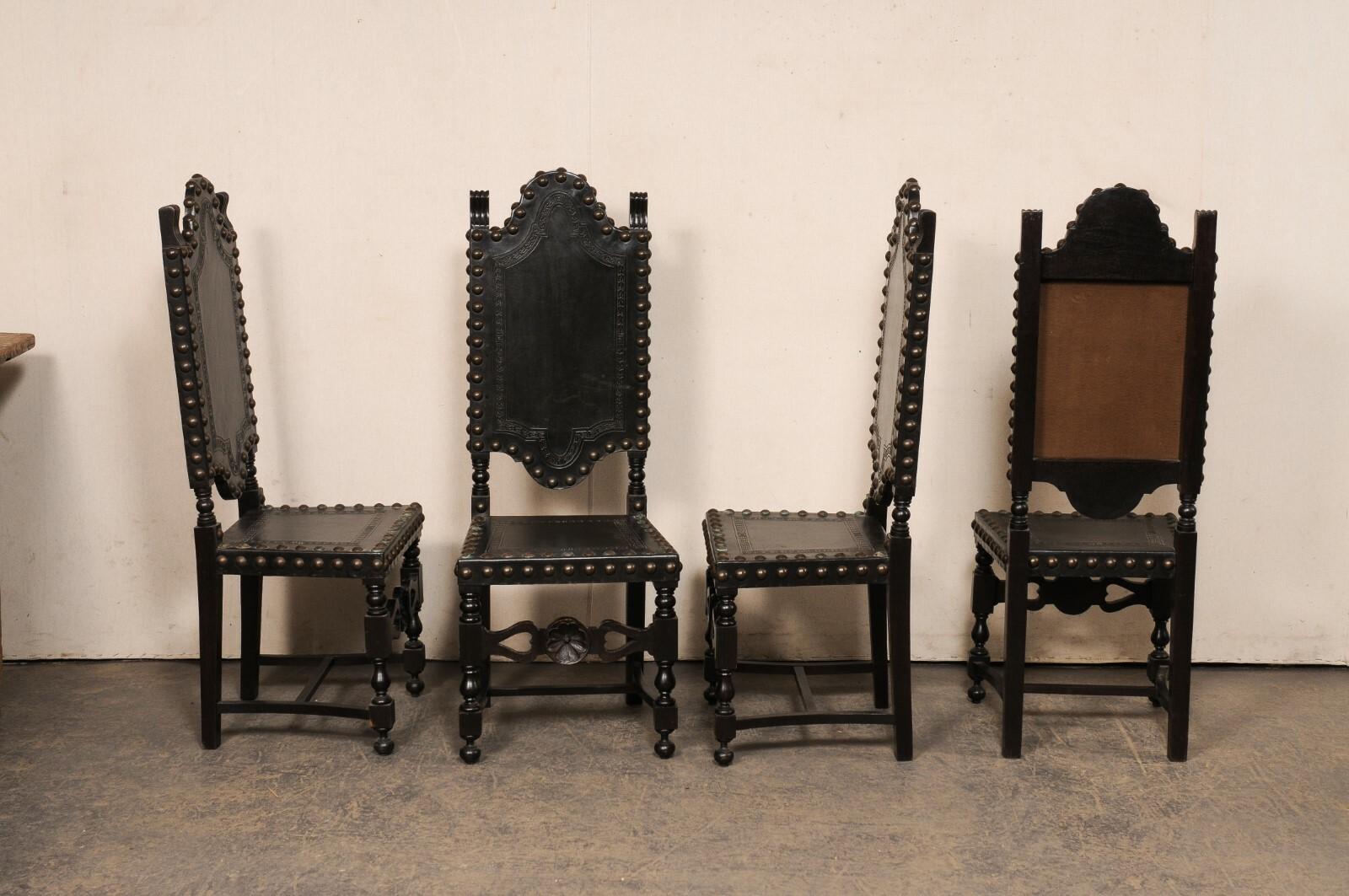 Spanisches Set aus 8 Beistellstühlen aus bearbeitetem Leder und geschnitztem Holz im Barockstil im Angebot 3