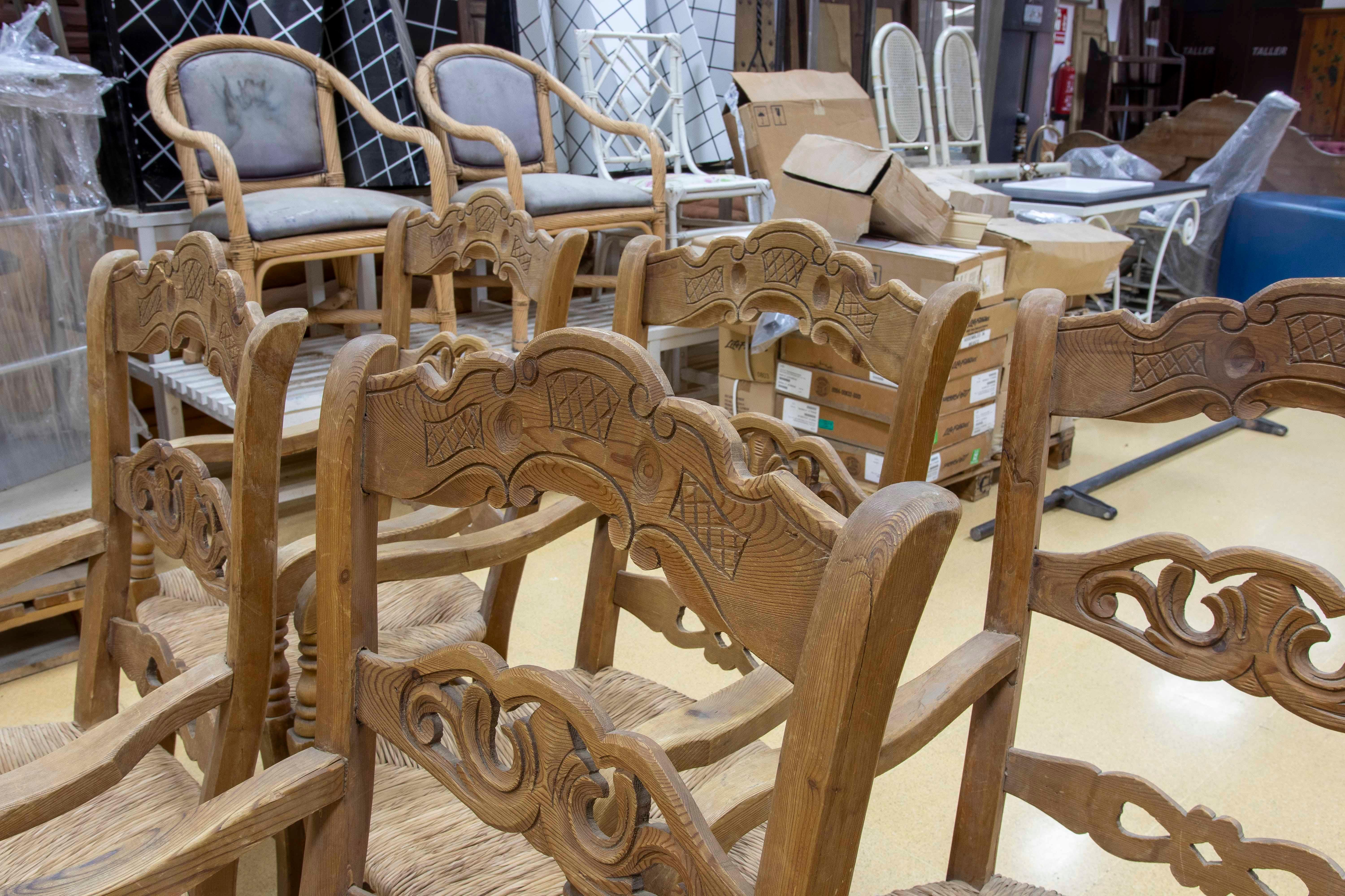 Ensemble espagnol de cinq chaises rustiques sculptées en bois et en broussin en vente 5
