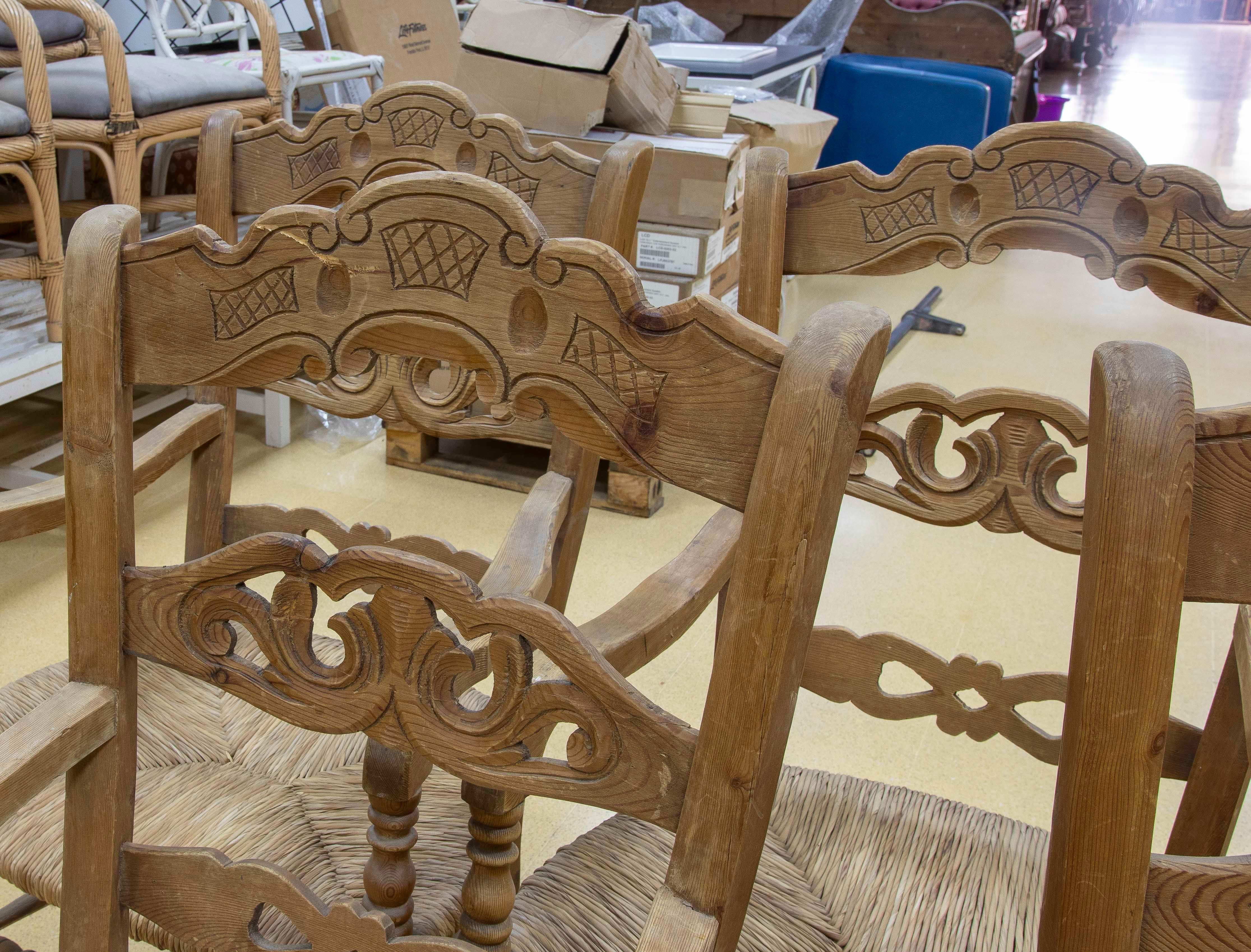 Ensemble espagnol de cinq chaises rustiques sculptées en bois et en broussin en vente 6