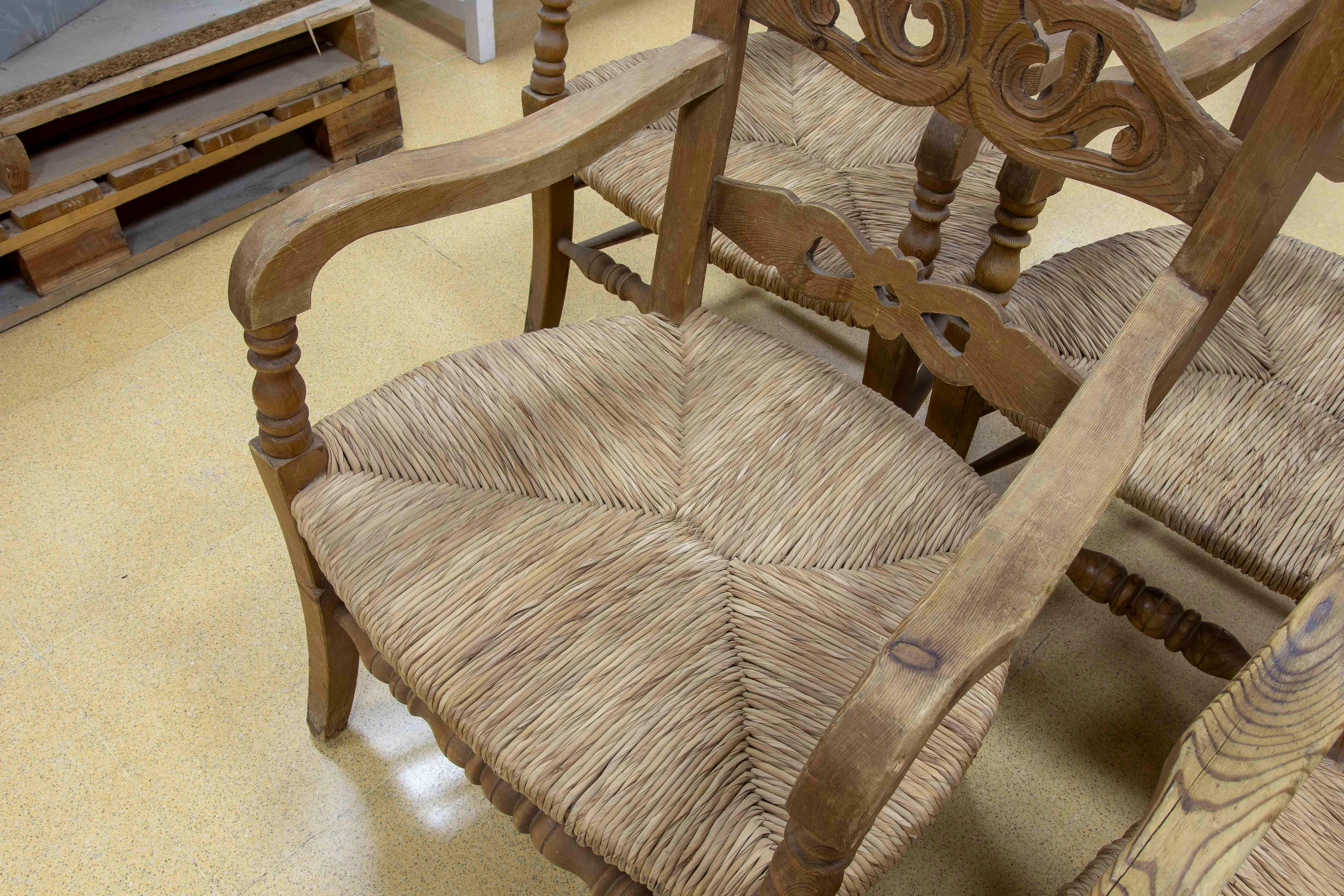Ensemble espagnol de cinq chaises rustiques sculptées en bois et en broussin en vente 7