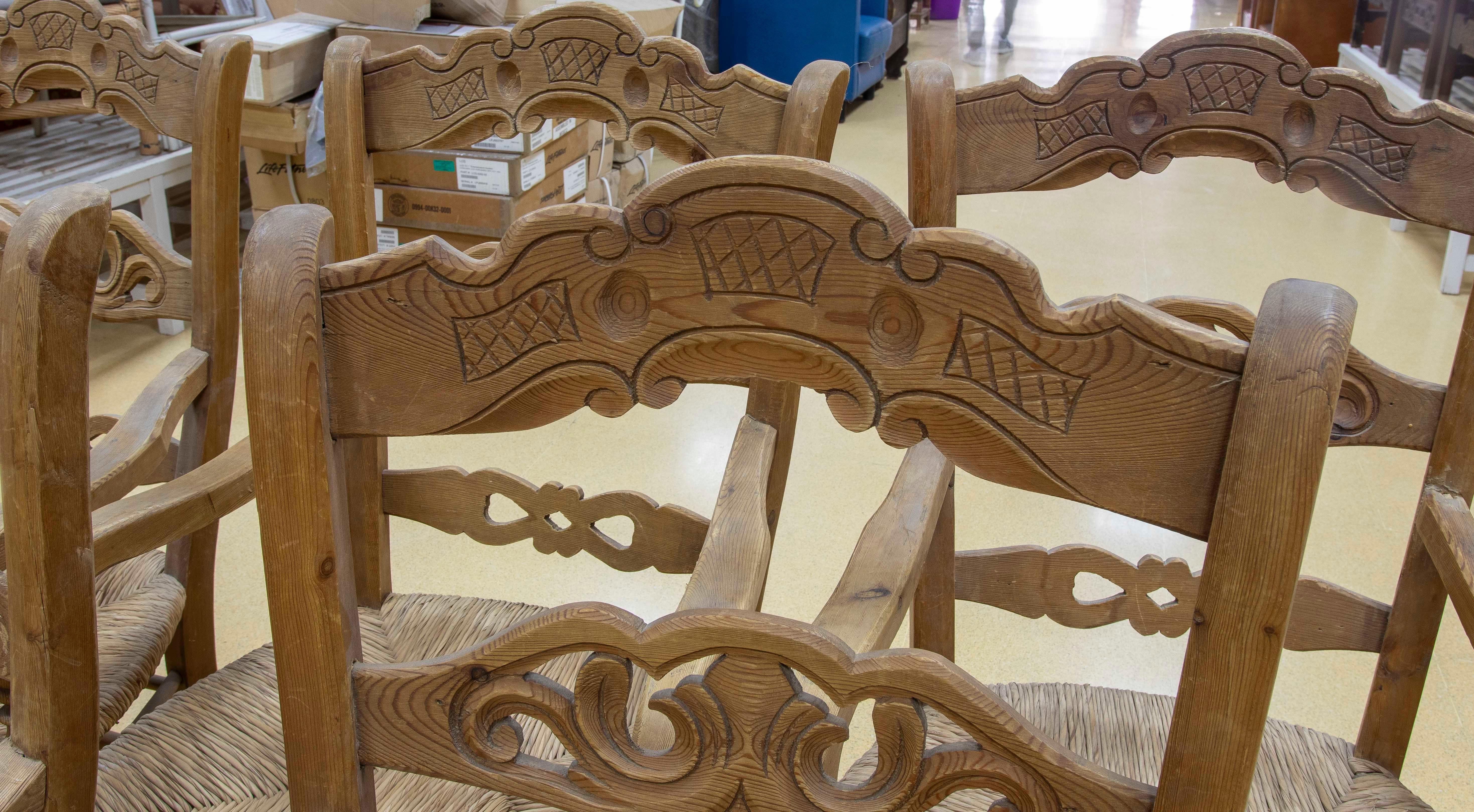Ensemble espagnol de cinq chaises rustiques sculptées en bois et en broussin en vente 8