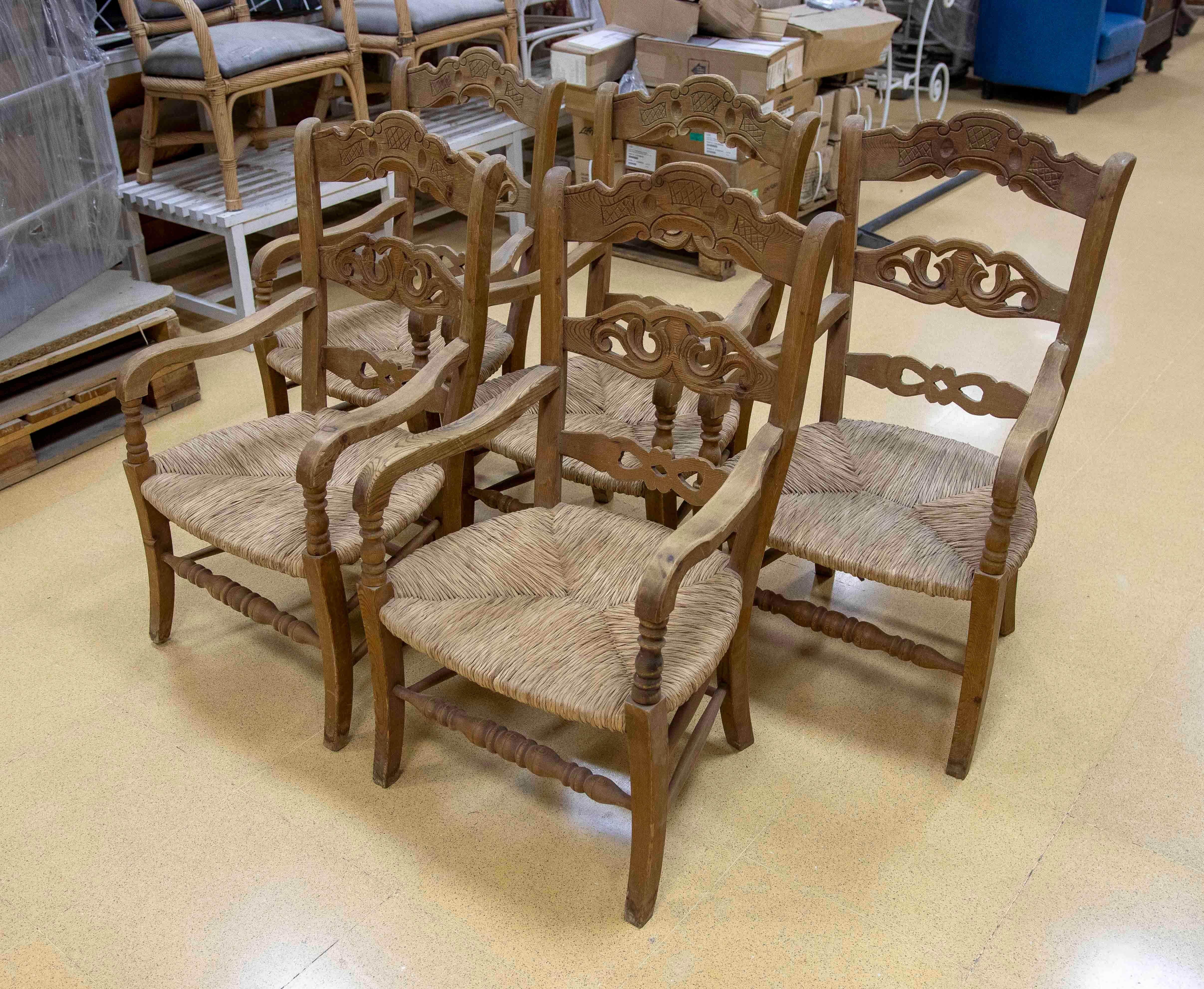 Ensemble espagnol de cinq chaises rustiques sculptées en bois et en broussin en vente 9