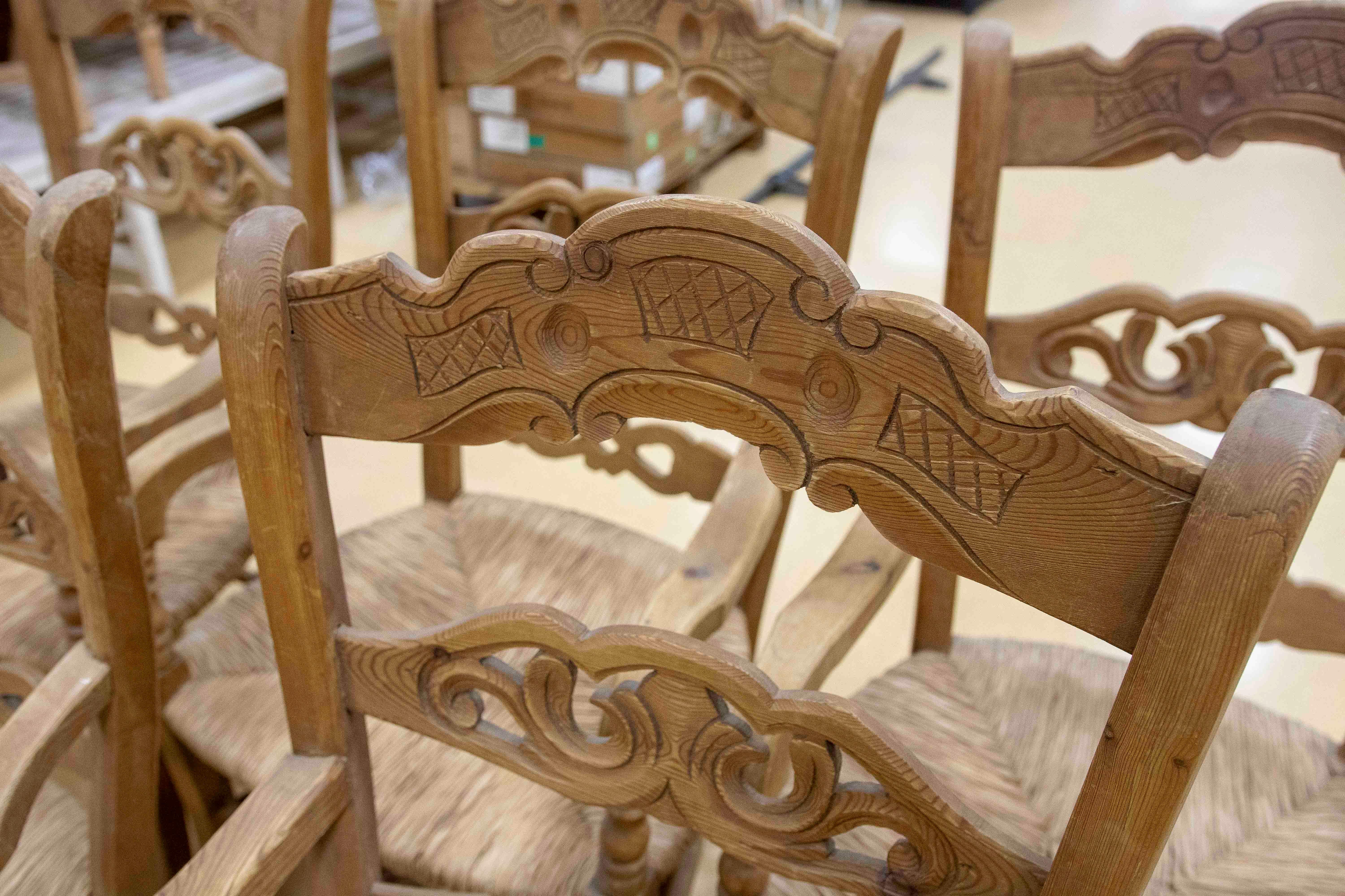 Ensemble espagnol de cinq chaises rustiques sculptées en bois et en broussin en vente 10