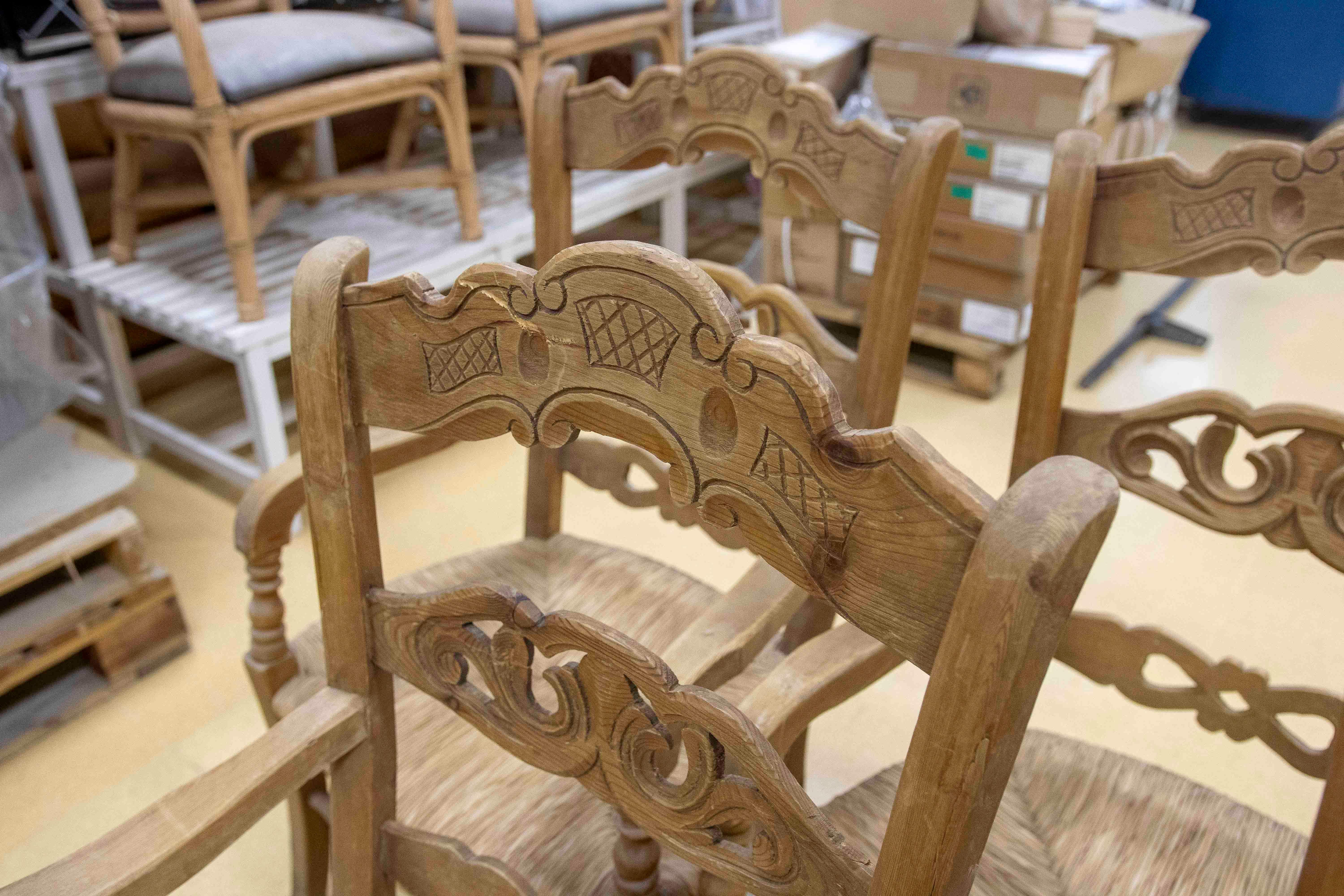 Ensemble espagnol de cinq chaises rustiques sculptées en bois et en broussin en vente 11