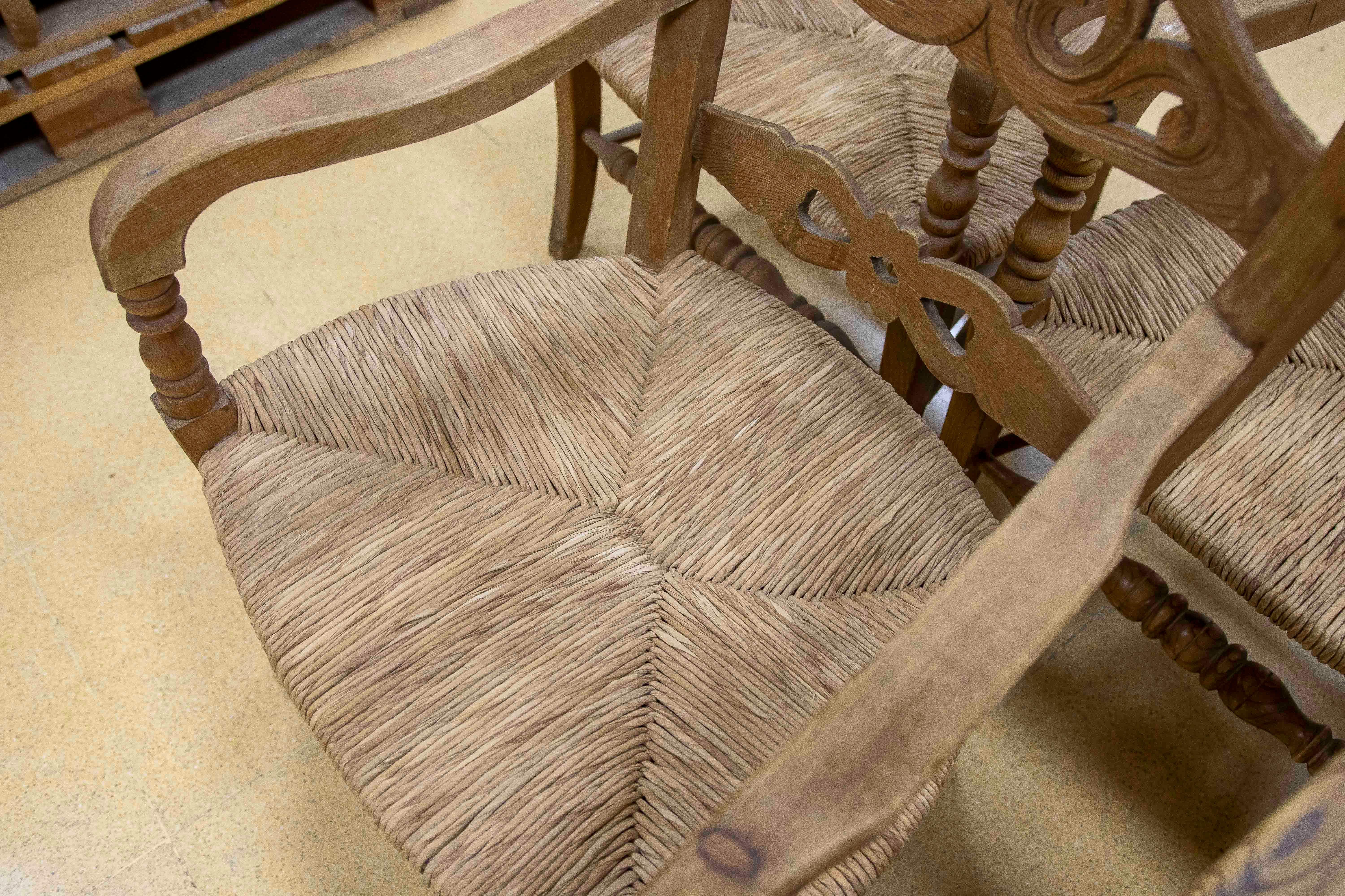 Ensemble espagnol de cinq chaises rustiques sculptées en bois et en broussin en vente 12