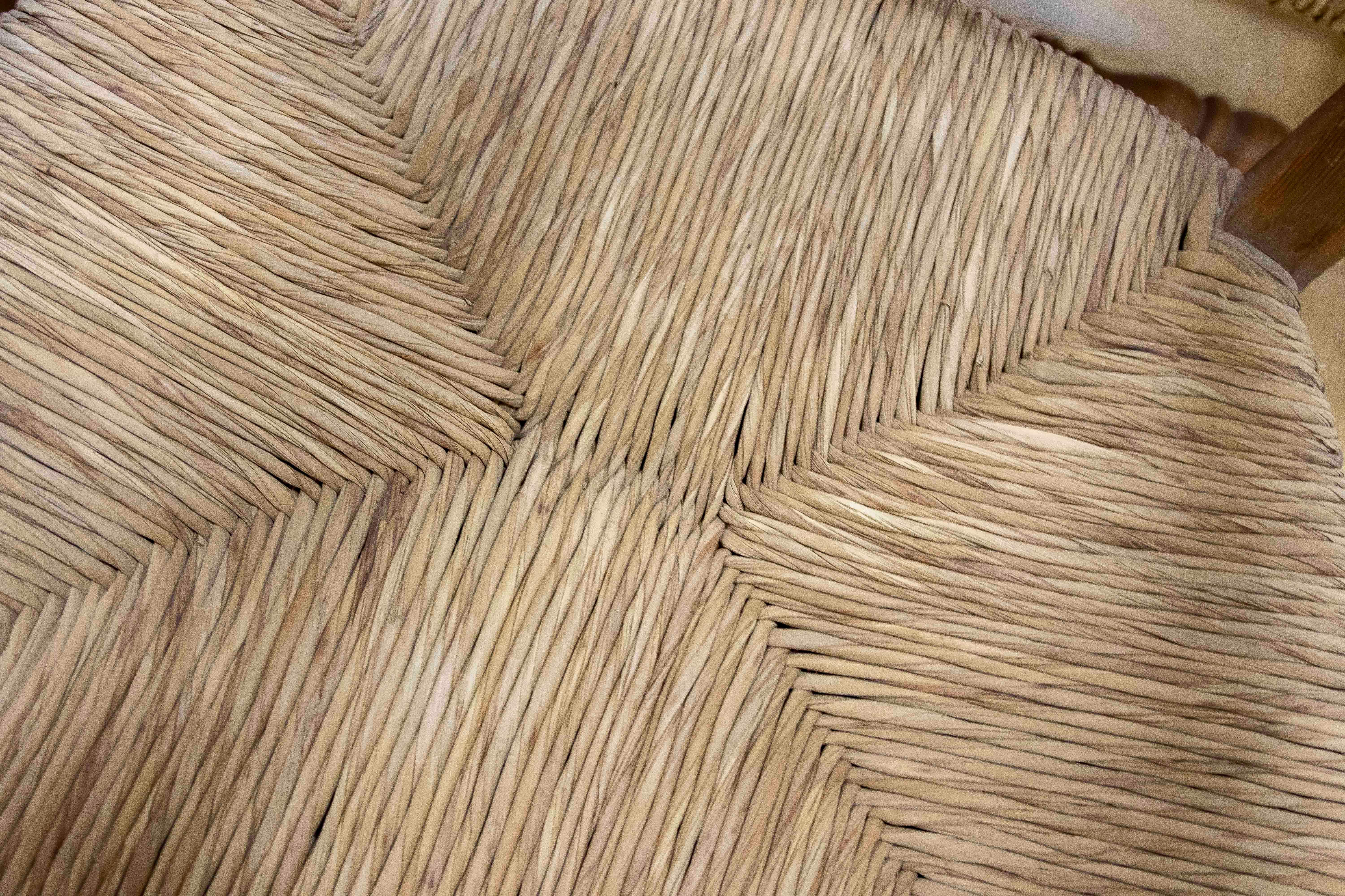 Ensemble espagnol de cinq chaises rustiques sculptées en bois et en broussin en vente 13