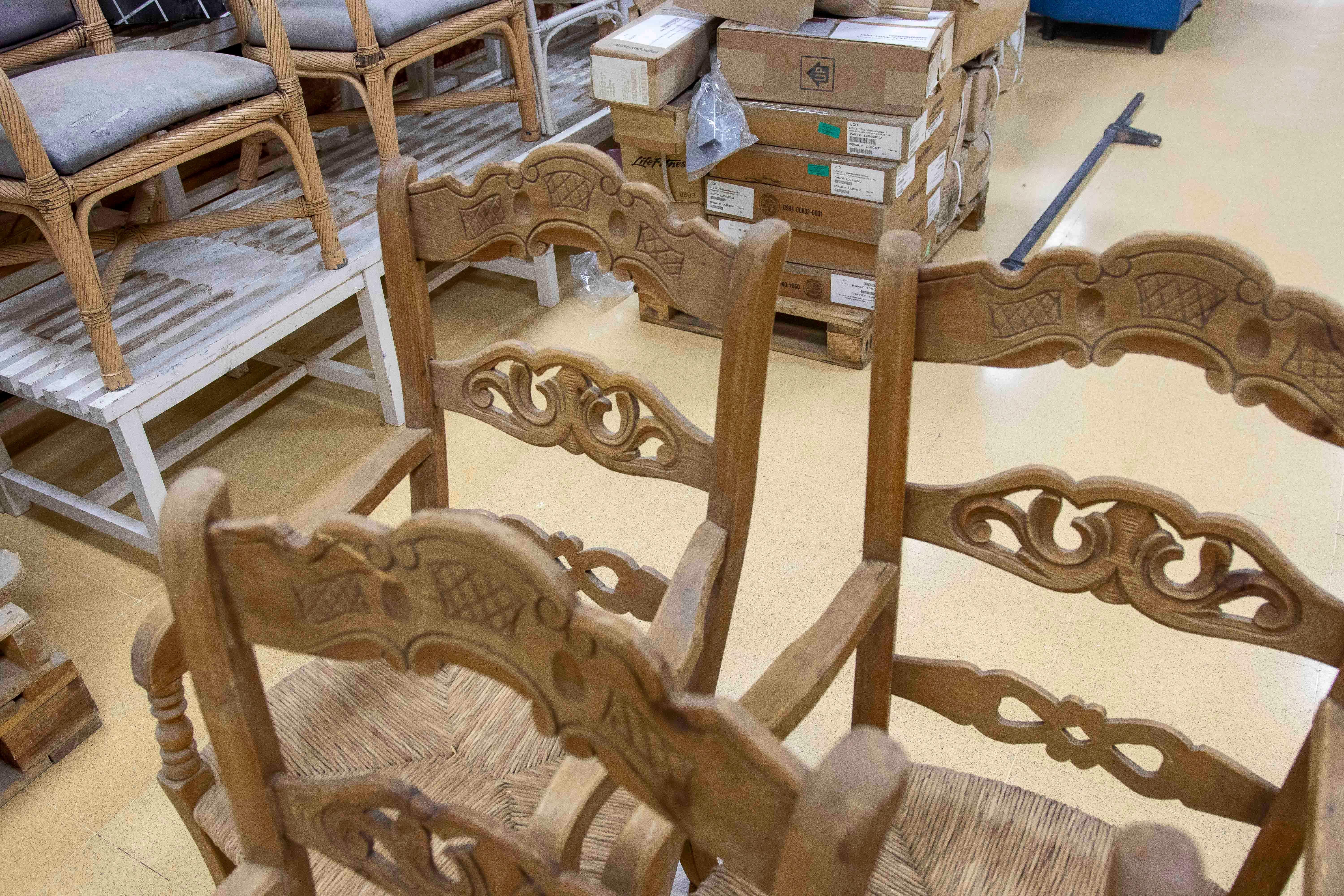 Ensemble espagnol de cinq chaises rustiques sculptées en bois et en broussin en vente 14
