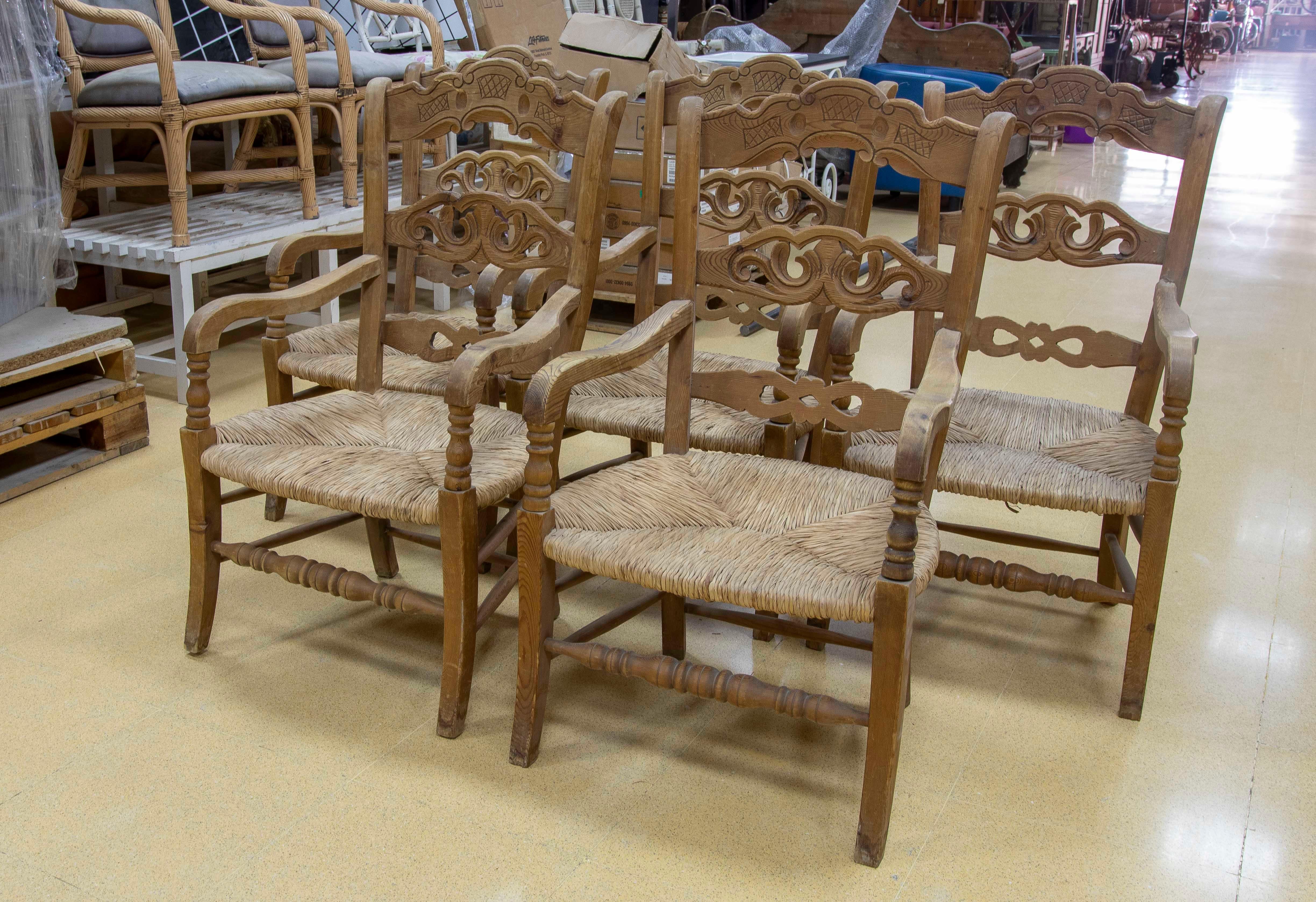 Espagnol Ensemble espagnol de cinq chaises rustiques sculptées en bois et en broussin en vente