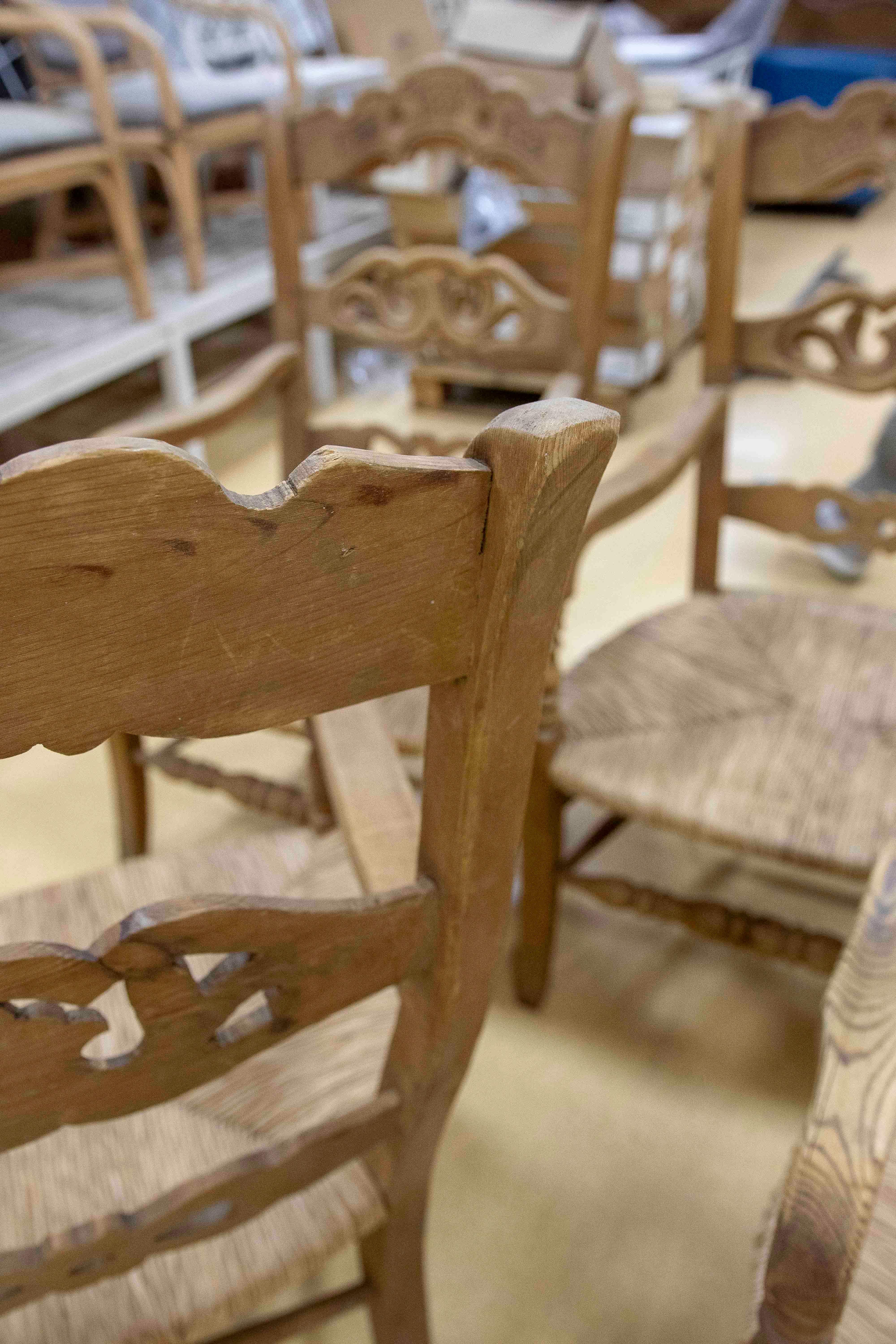 Ensemble espagnol de cinq chaises rustiques sculptées en bois et en broussin en vente 15