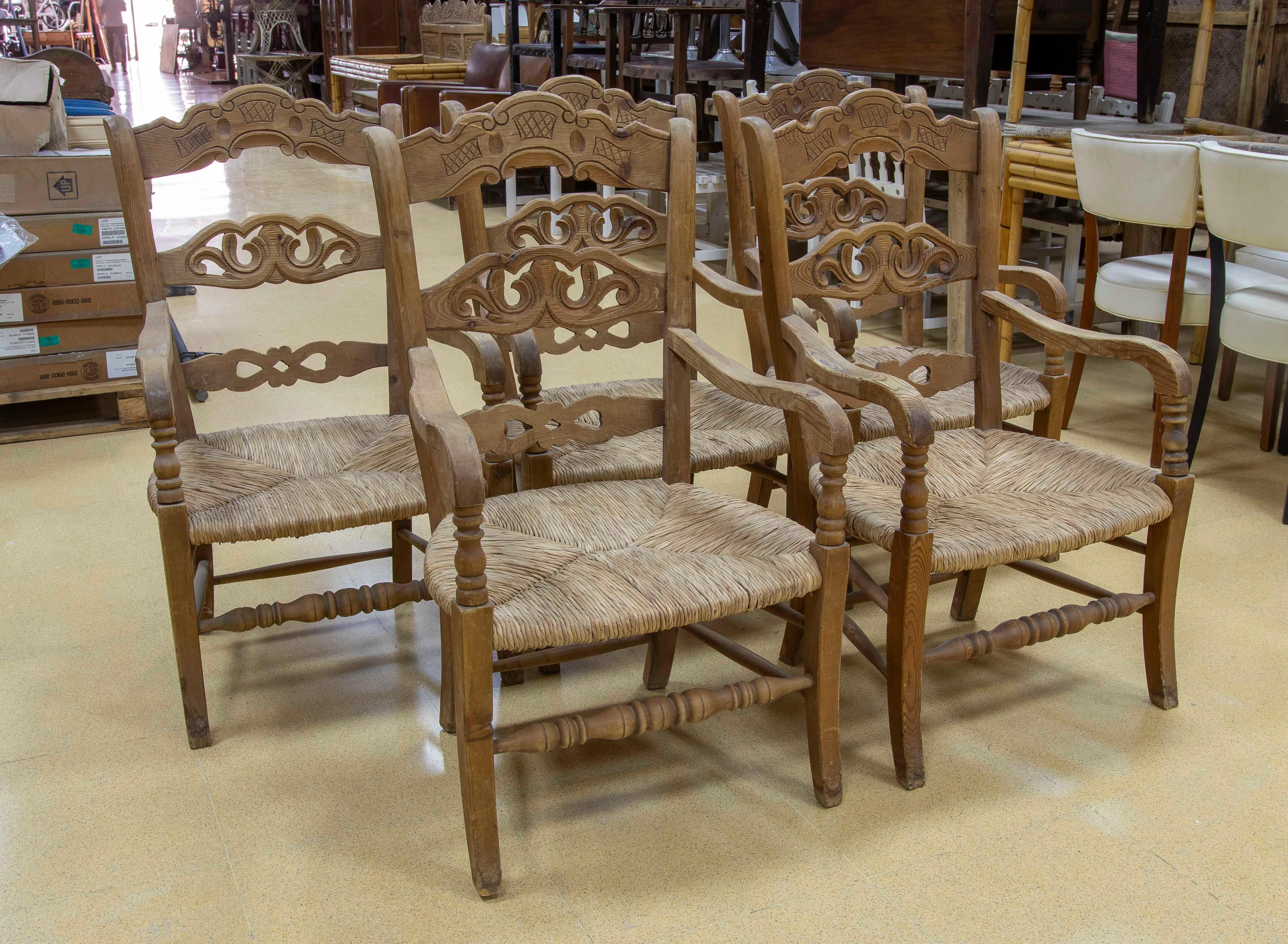 Ensemble espagnol de cinq chaises rustiques sculptées en bois et en broussin Bon état - En vente à Marbella, ES