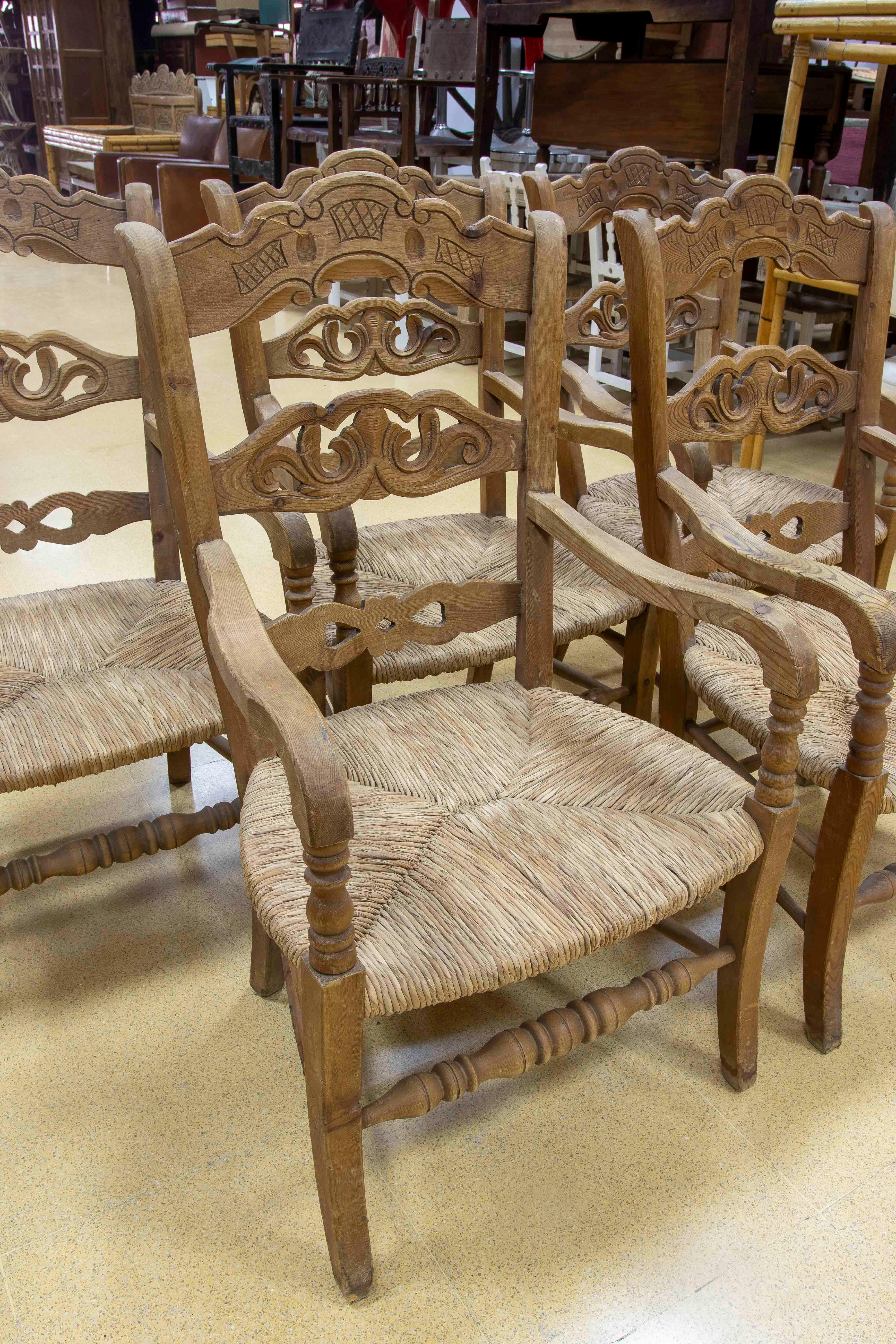 20ième siècle Ensemble espagnol de cinq chaises rustiques sculptées en bois et en broussin en vente