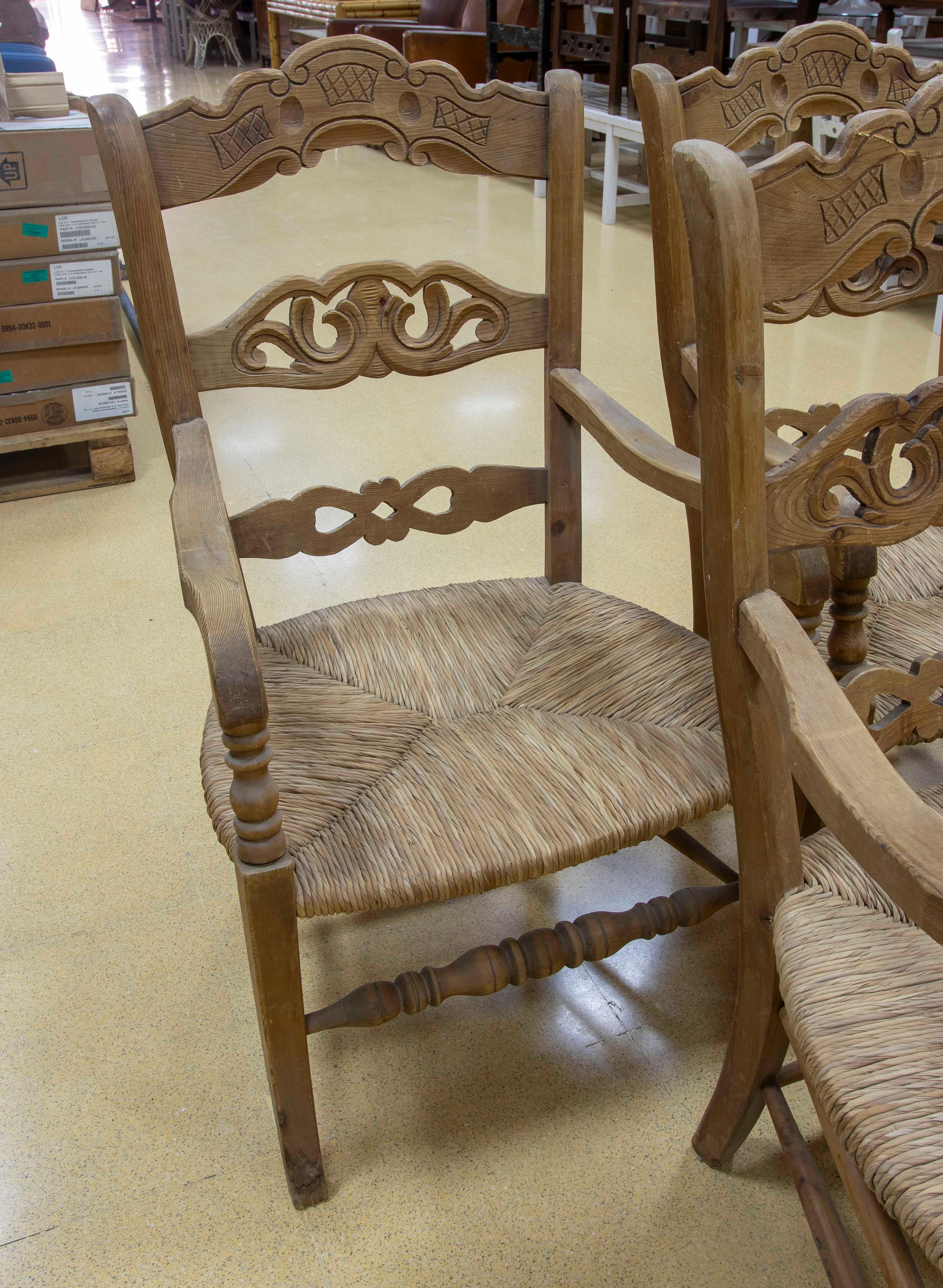 Bois Ensemble espagnol de cinq chaises rustiques sculptées en bois et en broussin en vente