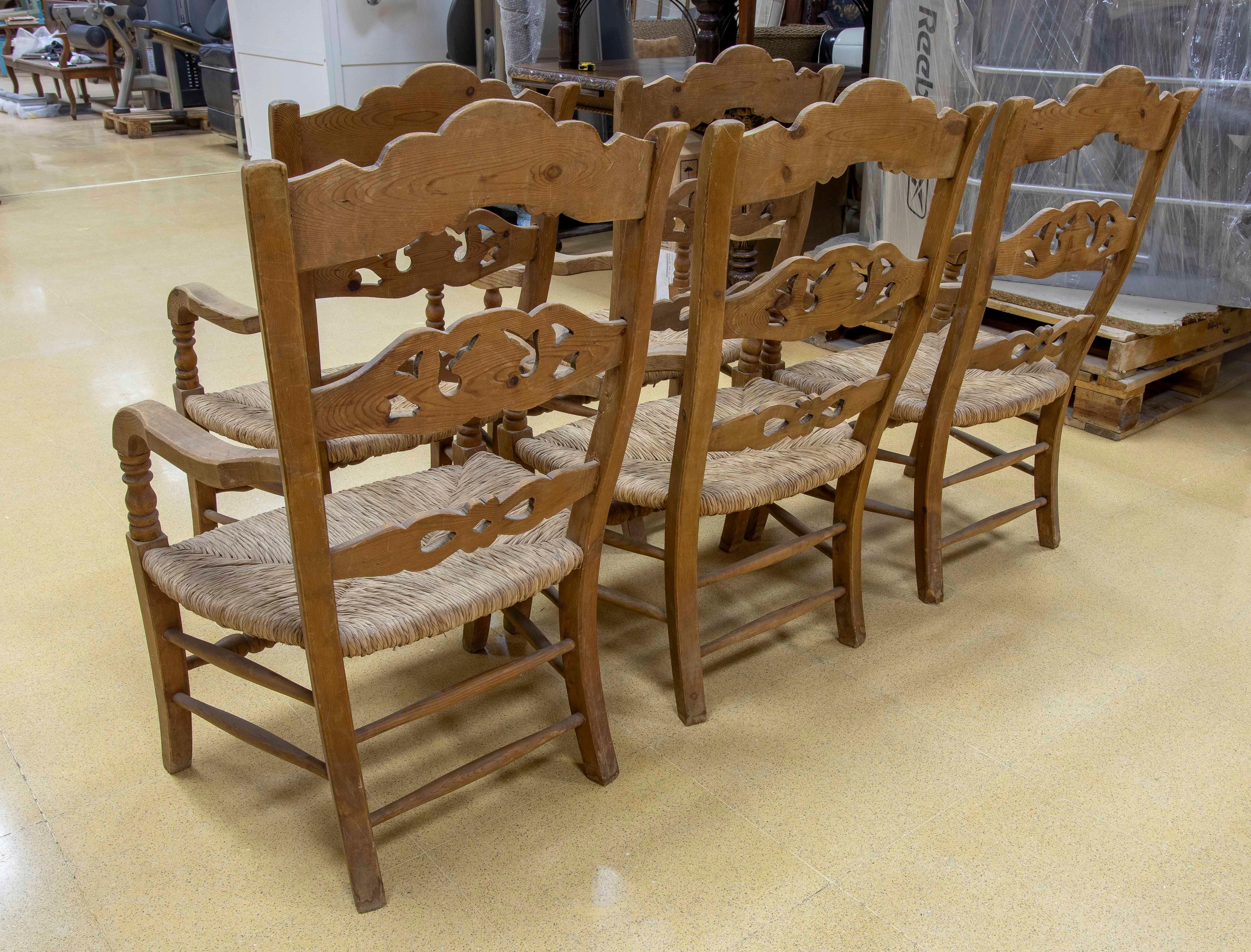 Ensemble espagnol de cinq chaises rustiques sculptées en bois et en broussin en vente 1