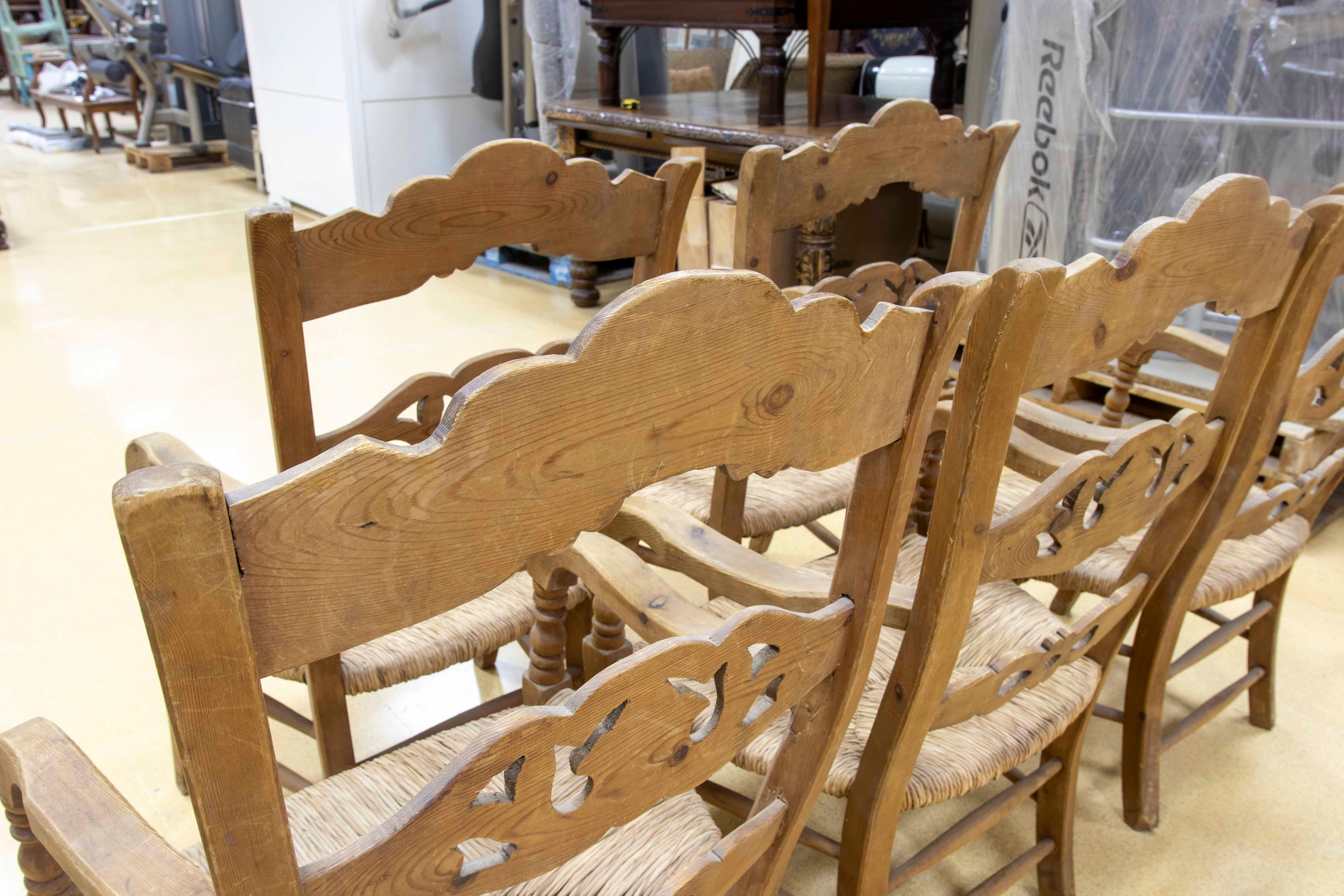 Ensemble espagnol de cinq chaises rustiques sculptées en bois et en broussin en vente 2