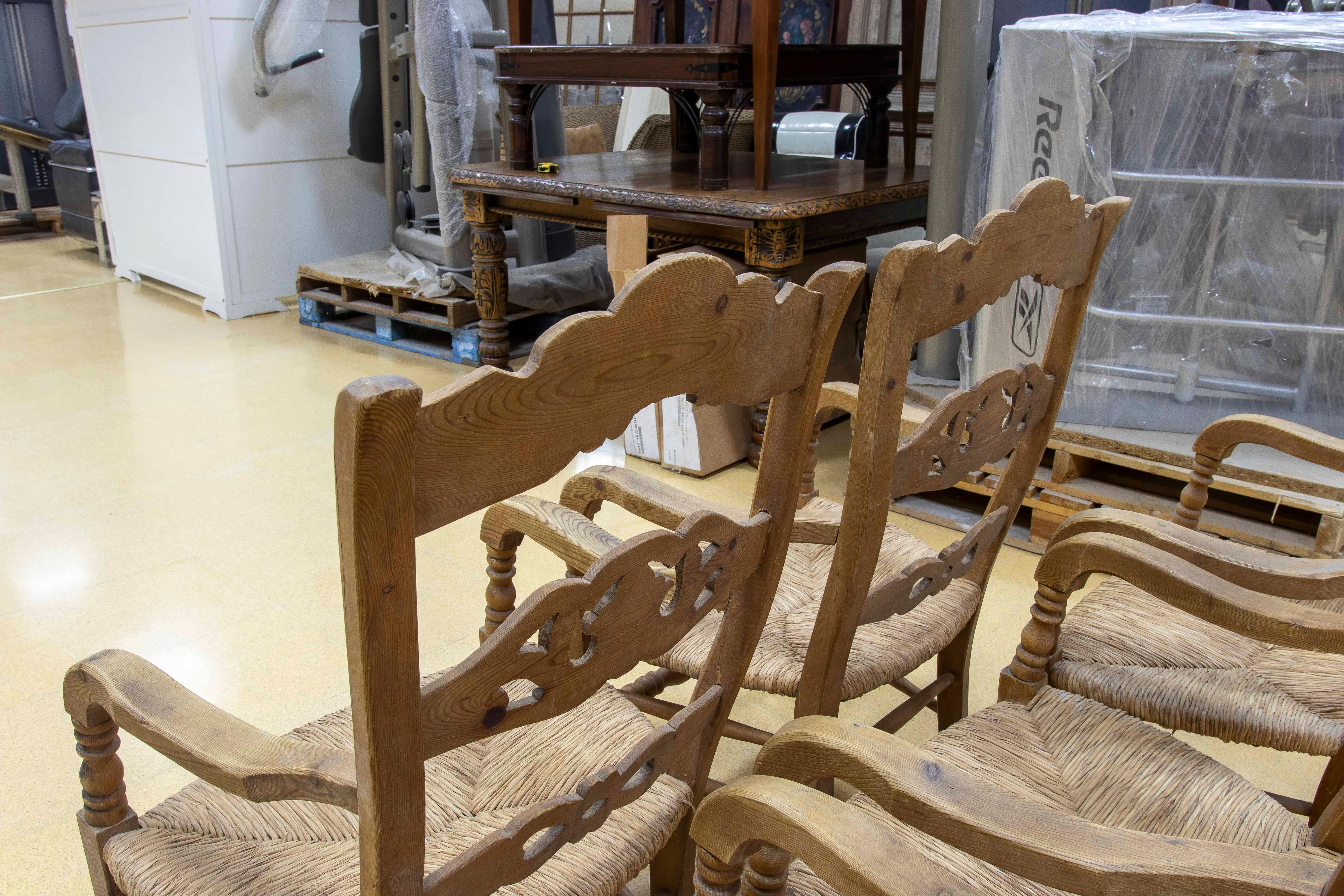 Ensemble espagnol de cinq chaises rustiques sculptées en bois et en broussin en vente 3