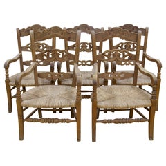 Ensemble espagnol de cinq chaises rustiques sculptées en bois et en broussin