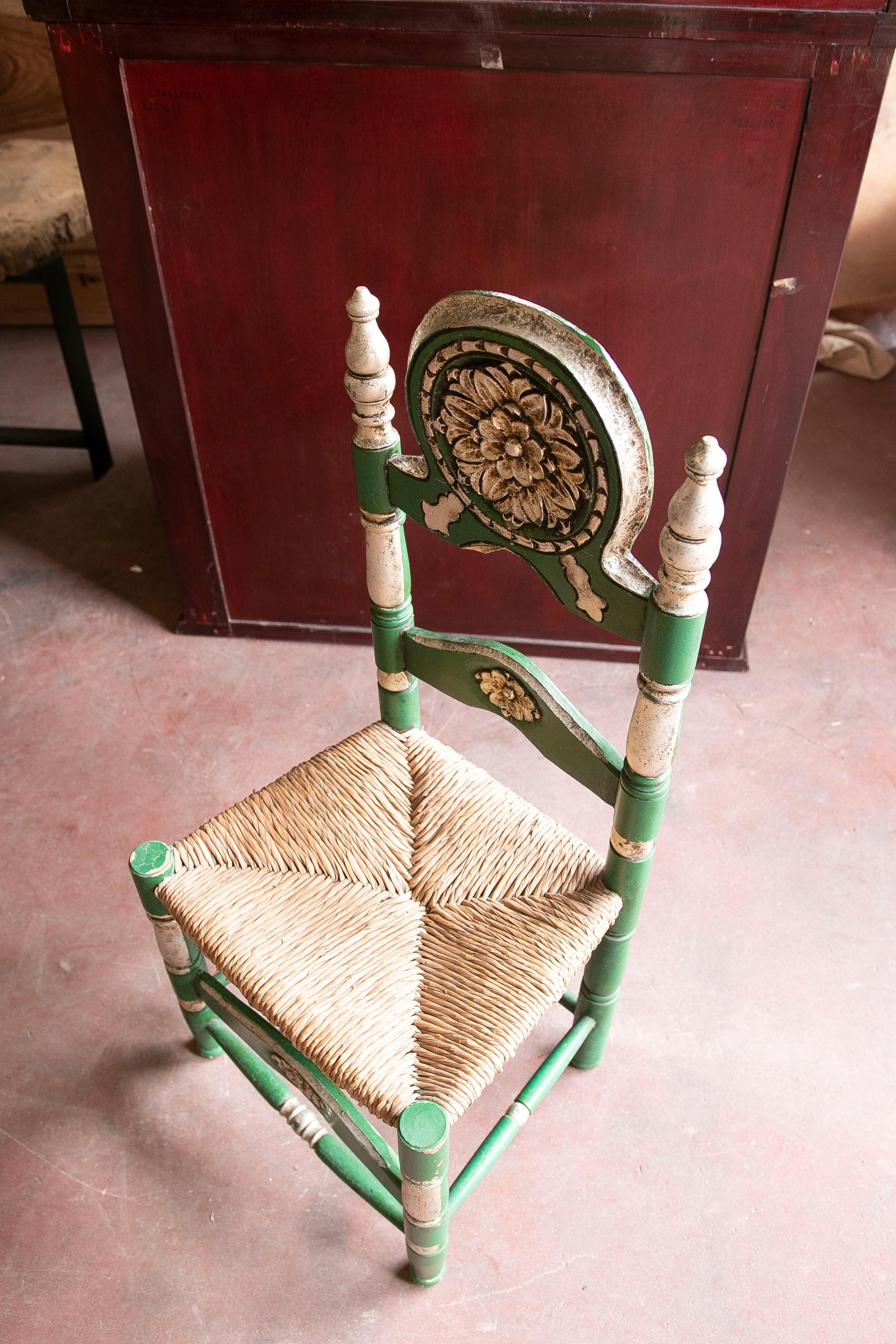 Ensemble espagnol de six chaises en bois sculpté peintes en vert en vente 11
