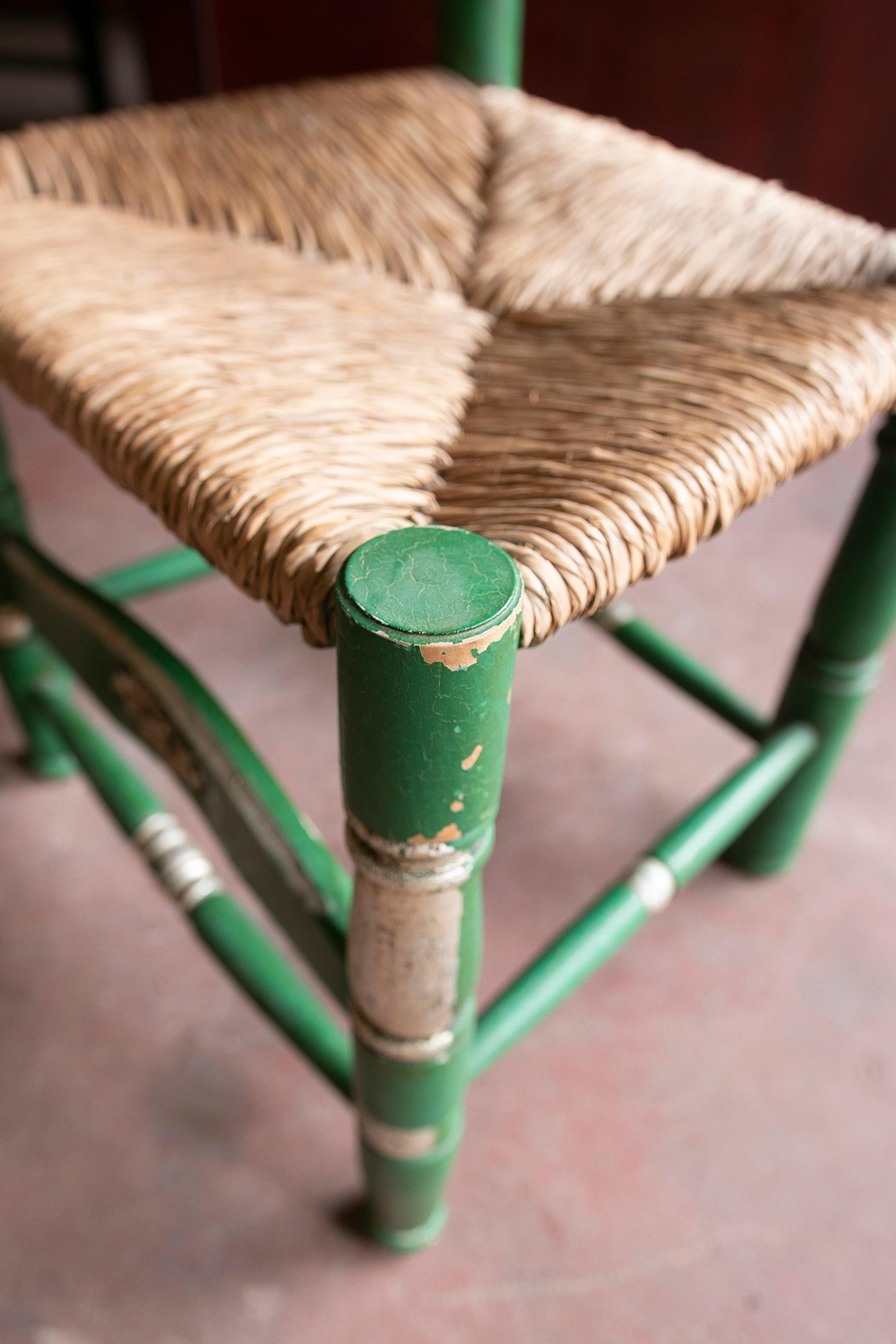 Ensemble espagnol de six chaises en bois sculpté peintes en vert en vente 12