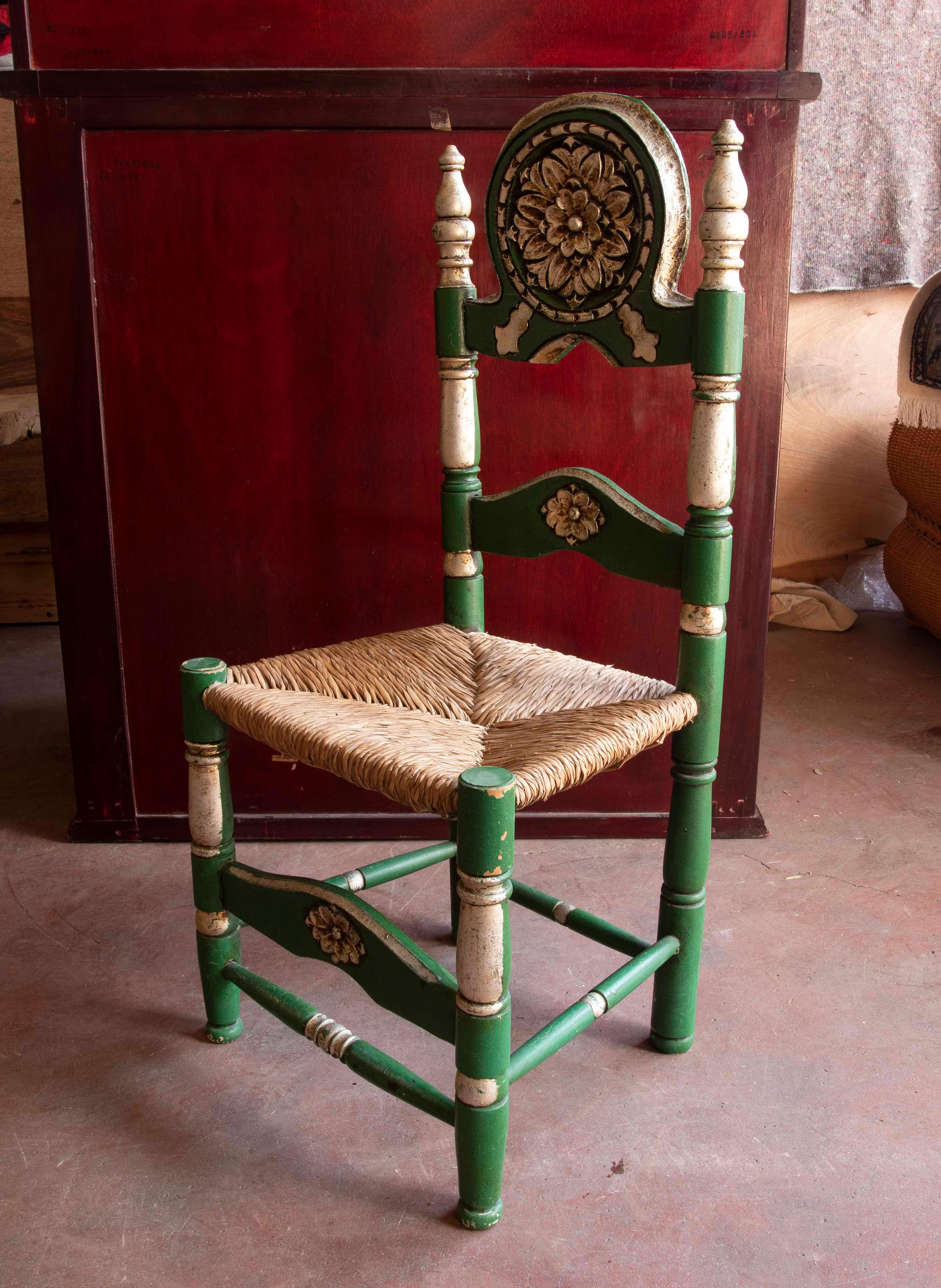 Peint à la main Ensemble espagnol de six chaises en bois sculpté peintes en vert en vente