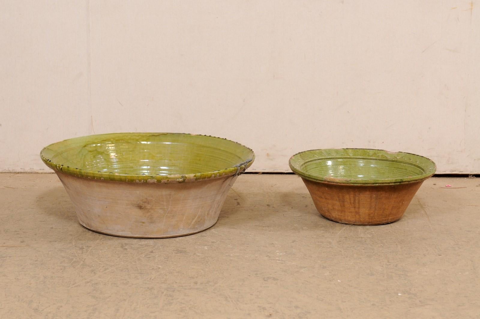 Ensemble espagnol de deux bols anciens en terre cuite verte en vente 4
