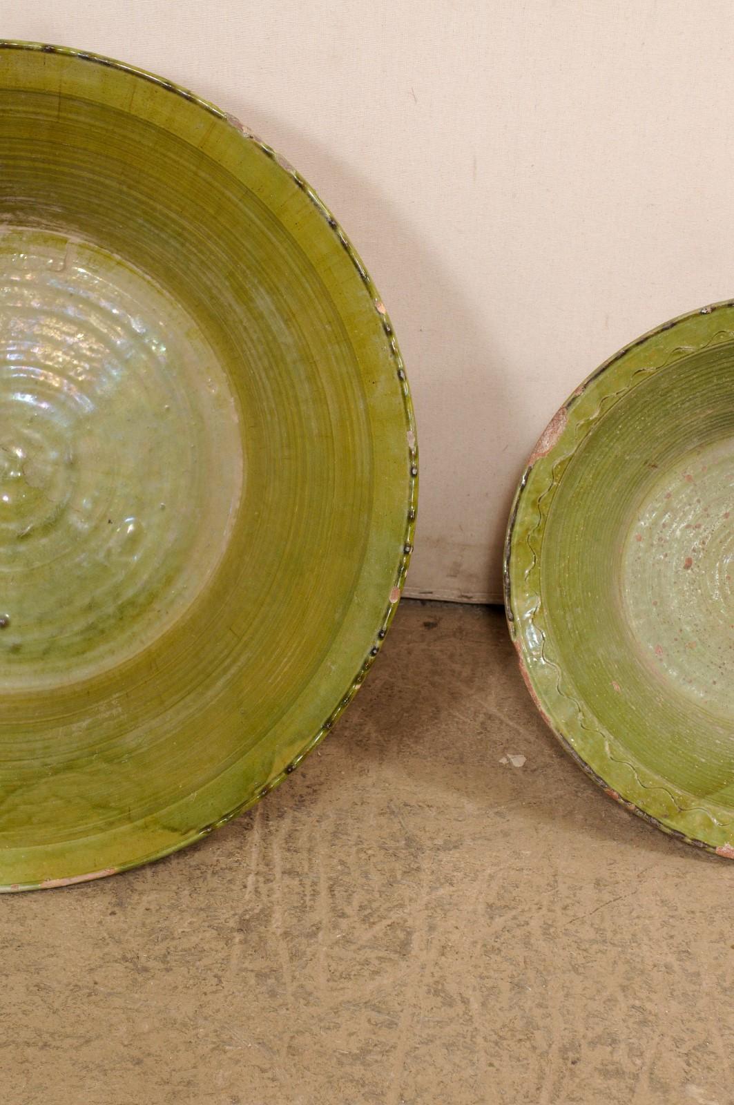 Ensemble espagnol de deux bols anciens en terre cuite verte Bon état - En vente à Atlanta, GA