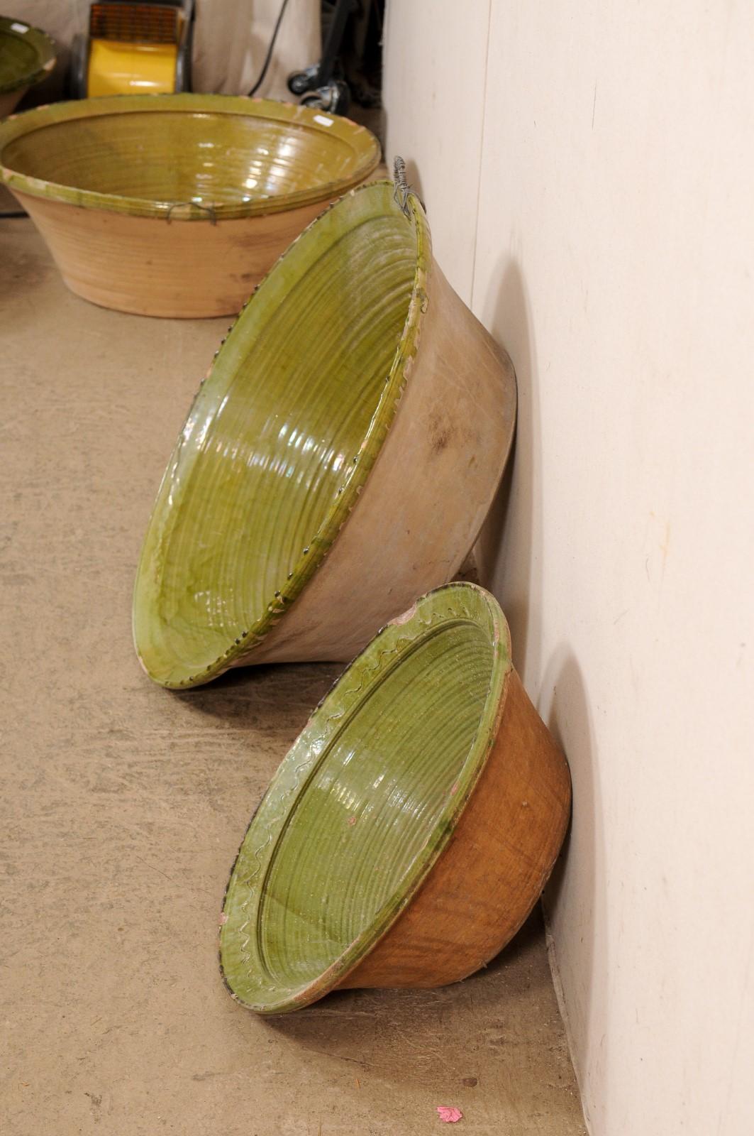 Terre cuite Ensemble espagnol de deux bols anciens en terre cuite verte en vente