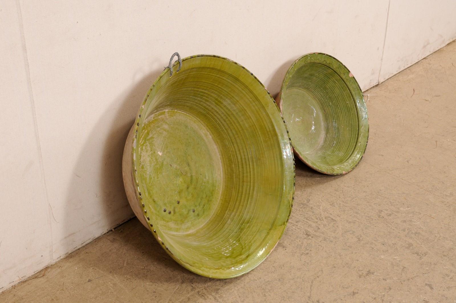 Ensemble espagnol de deux bols anciens en terre cuite verte en vente 1