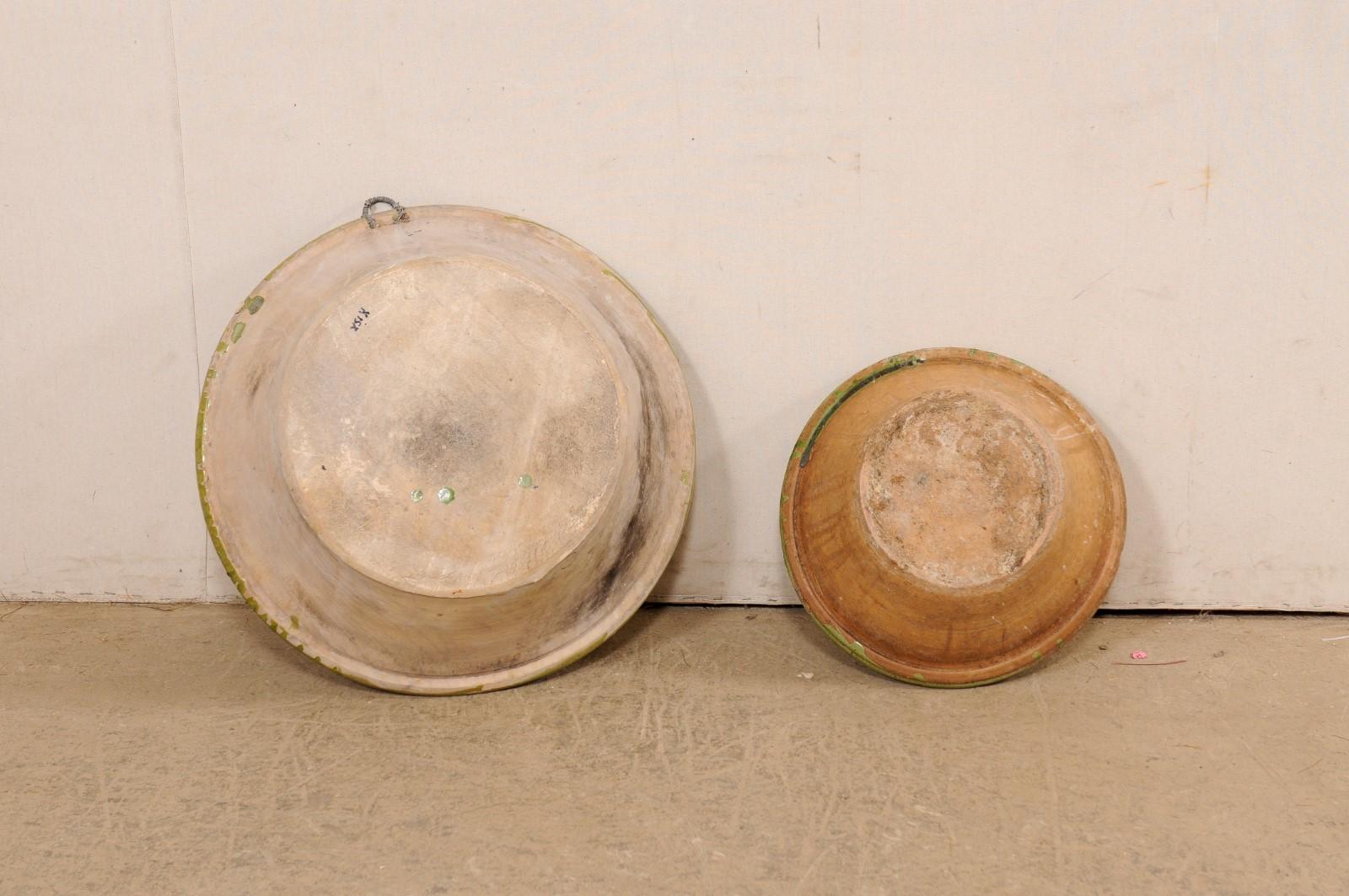 Ensemble espagnol de deux bols anciens en terre cuite verte en vente 2