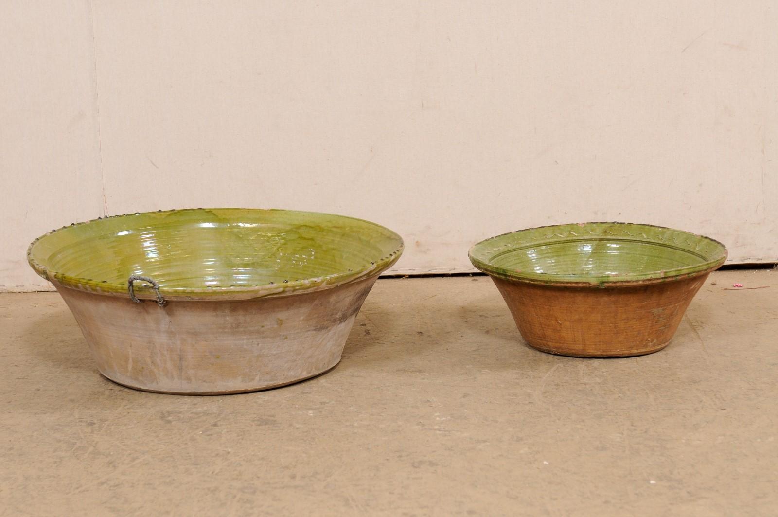 Ensemble espagnol de deux bols anciens en terre cuite verte en vente 3