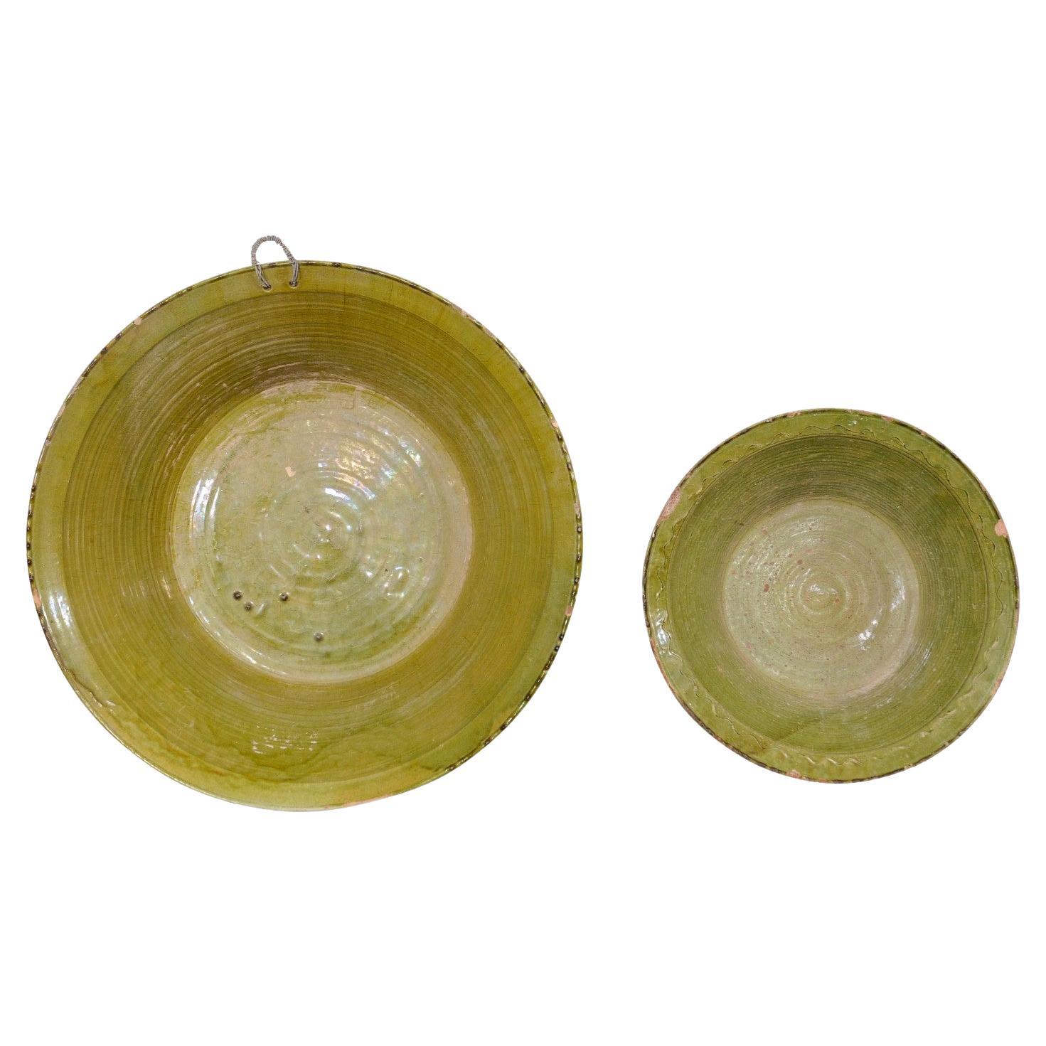 Ensemble espagnol de deux bols anciens en terre cuite verte en vente
