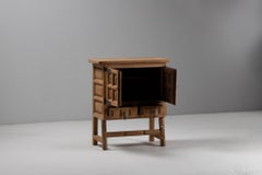 Meuble d'appoint espagnol en orme sculpté avec quincaillerie en fer, années 1940