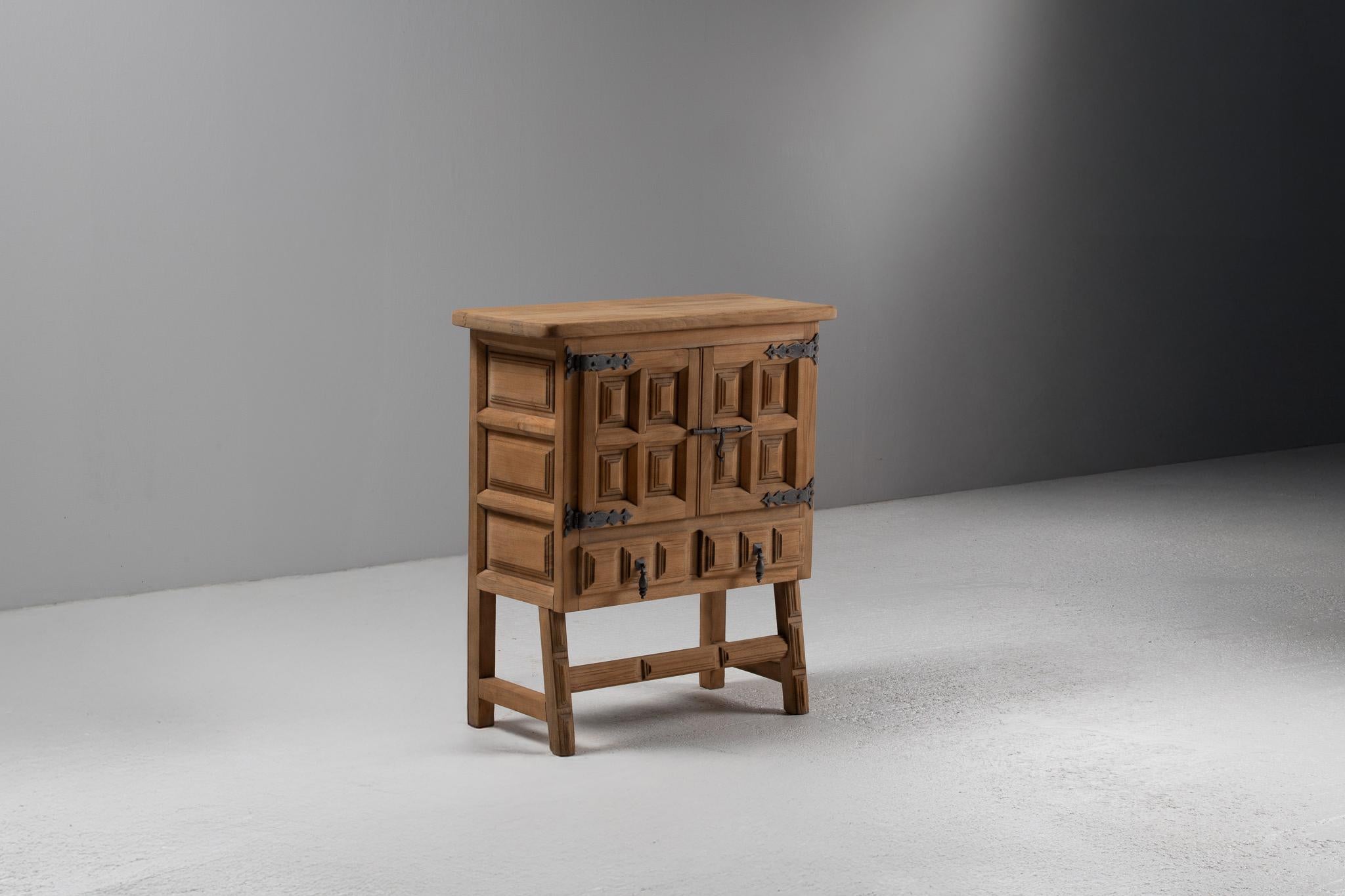 Spanischer Beistellschrank aus geschnitztem Ulmenholz mit Eisenbeschlägen, 1940er Jahre (Handgeschnitzt) im Angebot