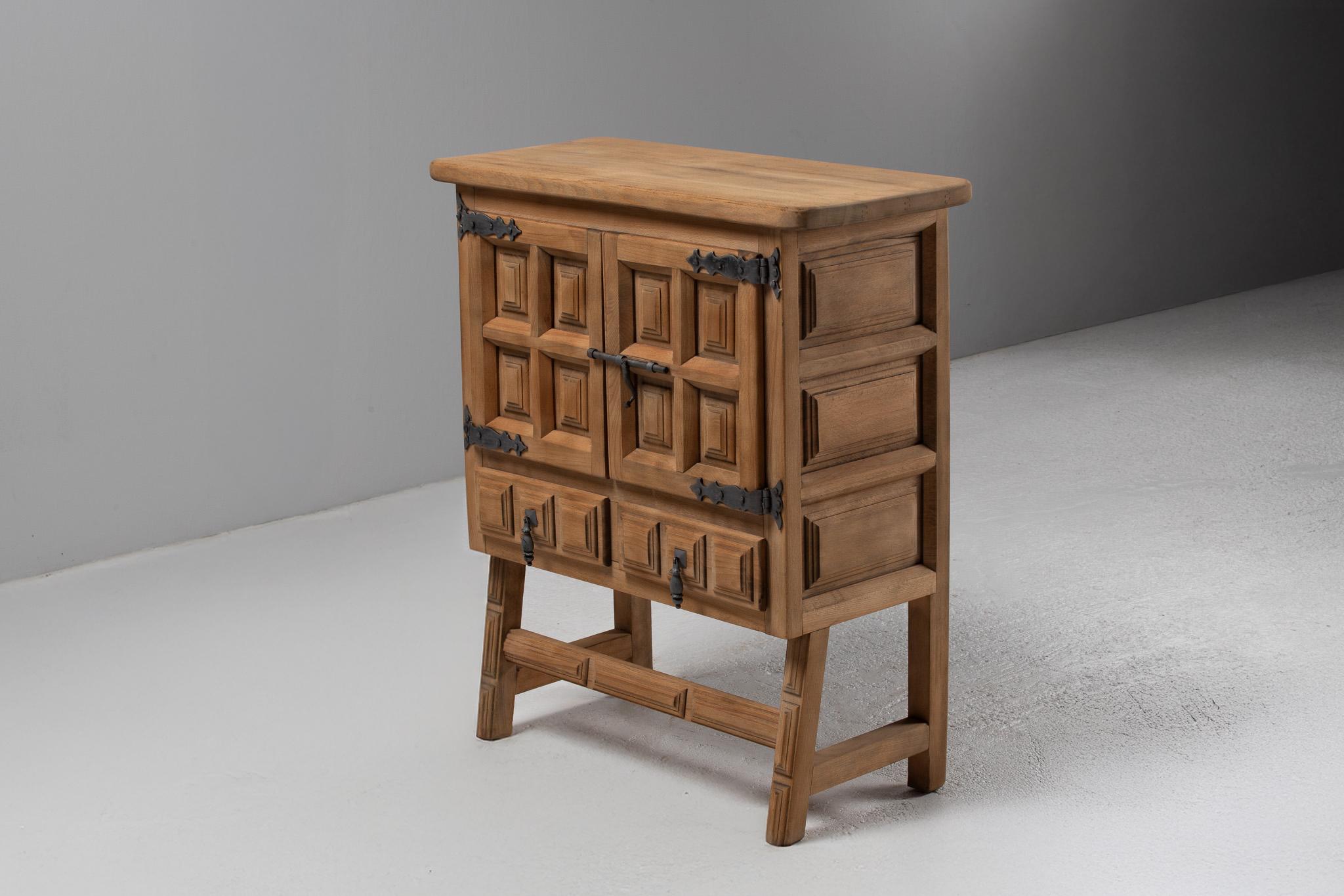 Spanischer Beistellschrank aus geschnitztem Ulmenholz mit Eisenbeschlägen, 1940er Jahre (Mitte des 20. Jahrhunderts) im Angebot