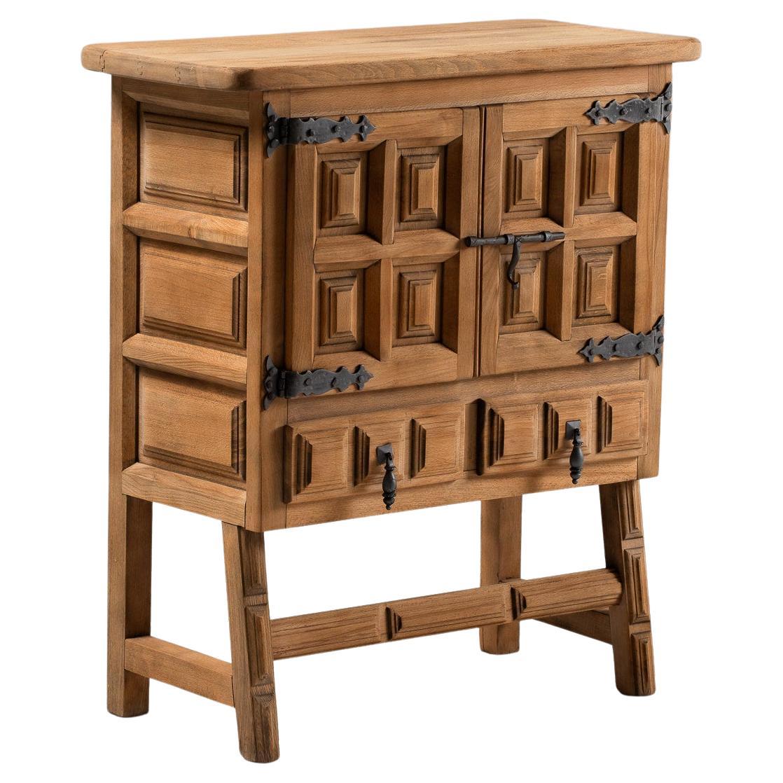 Spanischer Beistellschrank aus geschnitztem Ulmenholz mit Eisenbeschlägen, 1940er Jahre im Angebot