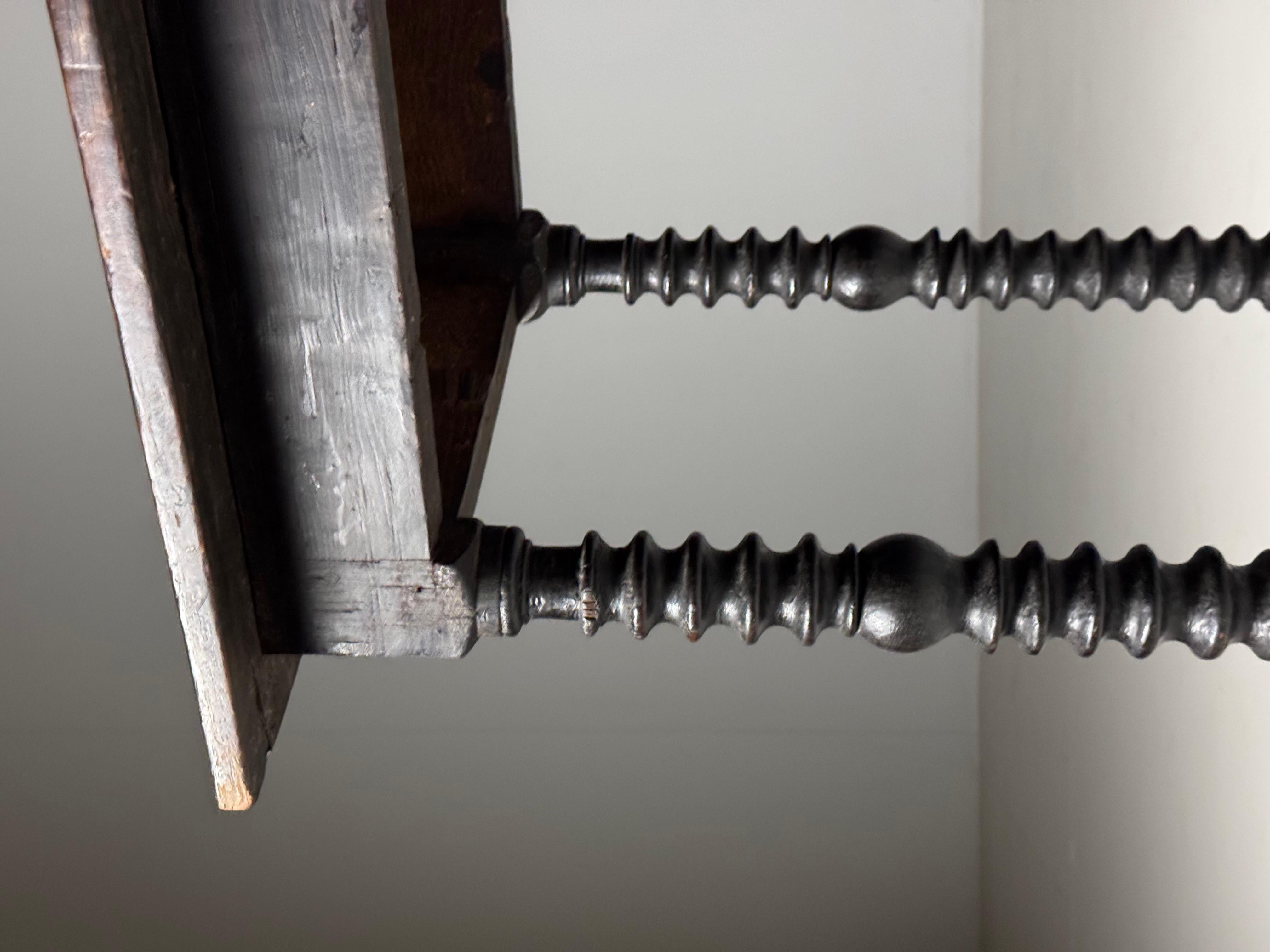 Table d'appoint espagnole 18ème siècle antique en vente 4