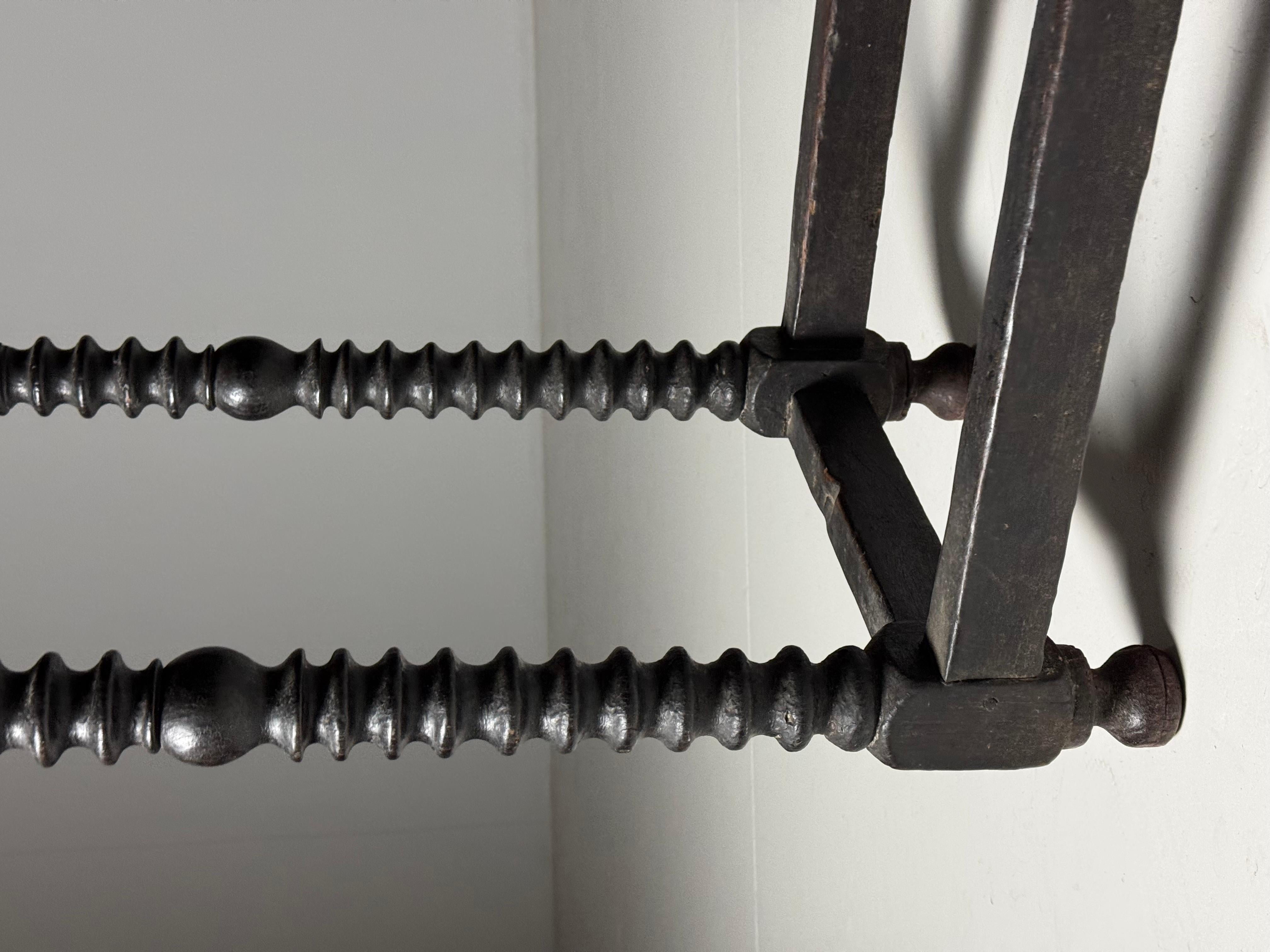 Table d'appoint espagnole 18ème siècle antique en vente 5