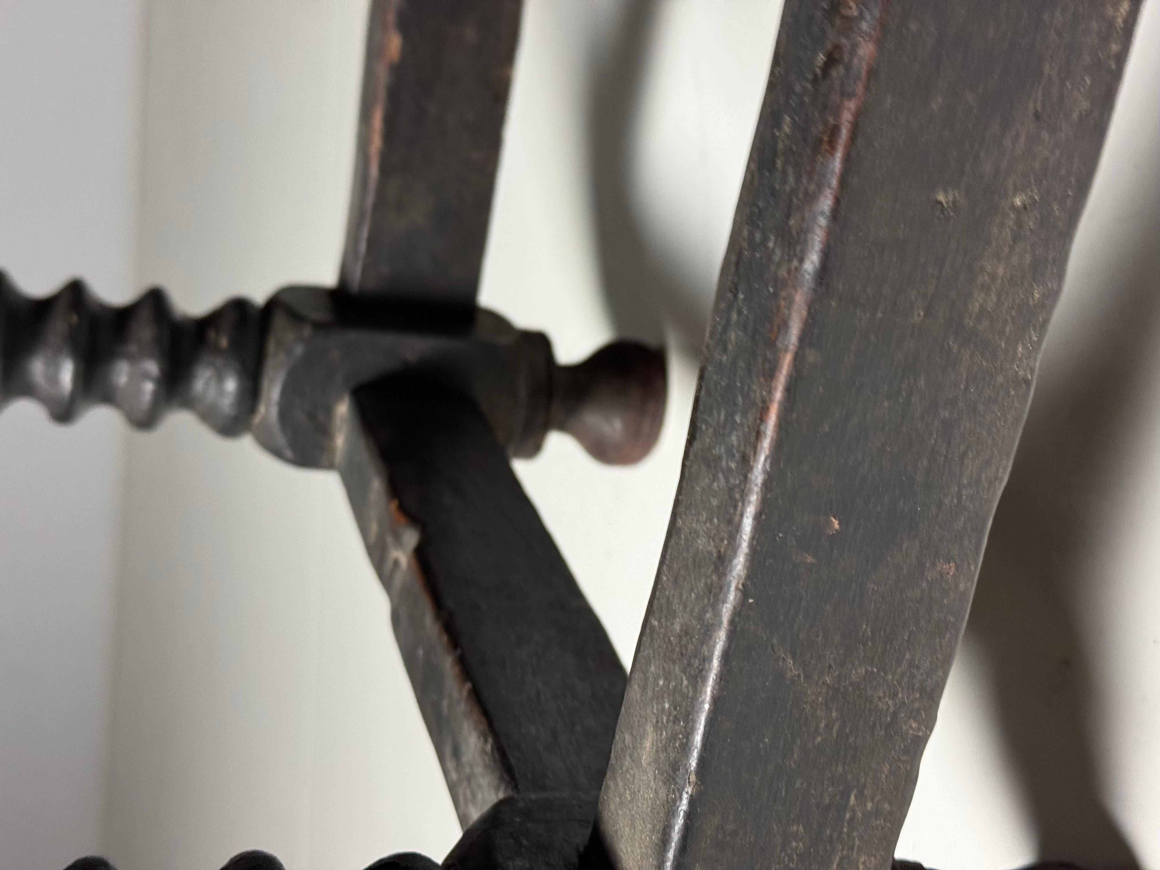 Table d'appoint espagnole 18ème siècle antique en vente 8